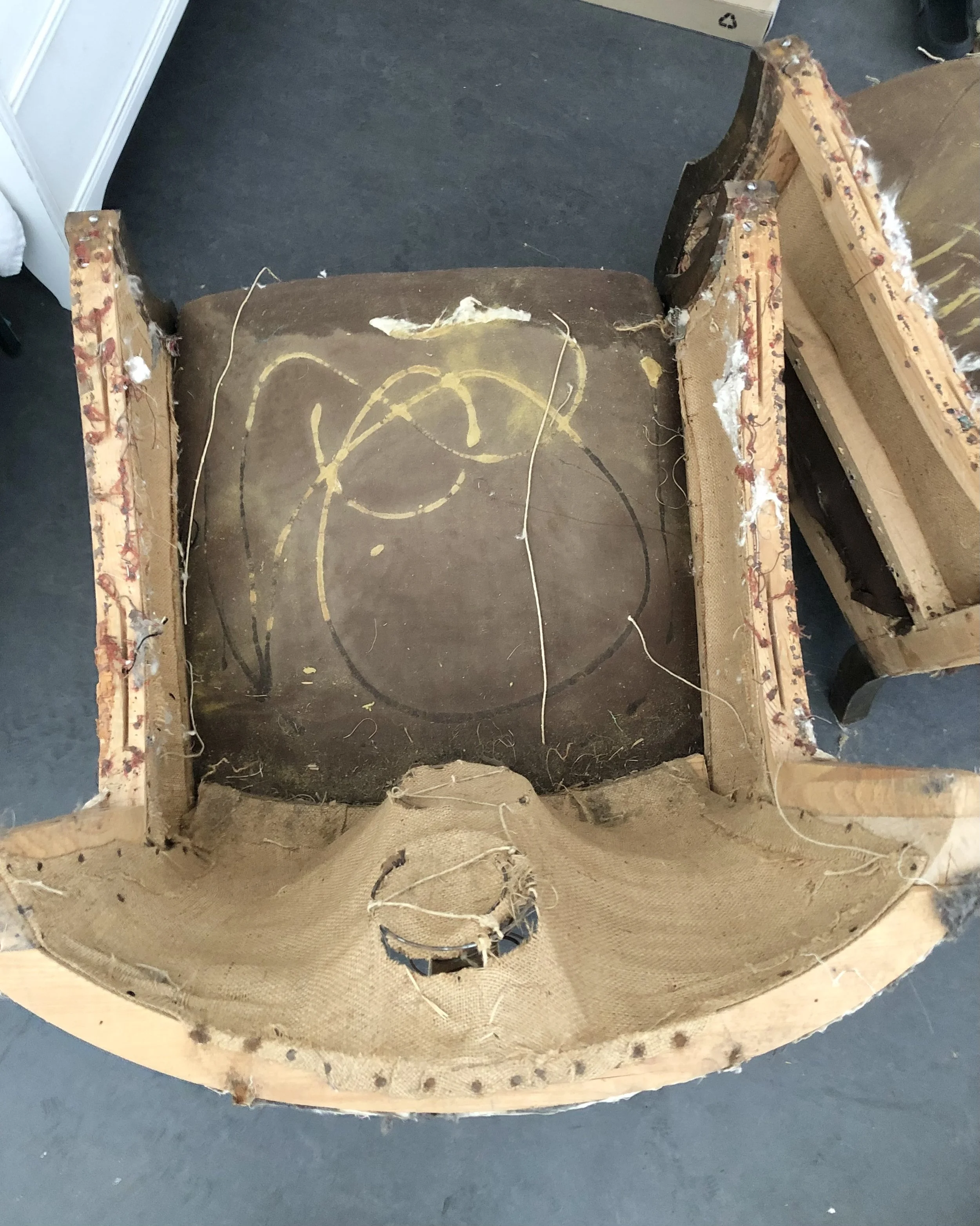 Ryggresårer som släppt och trasiga vävar.