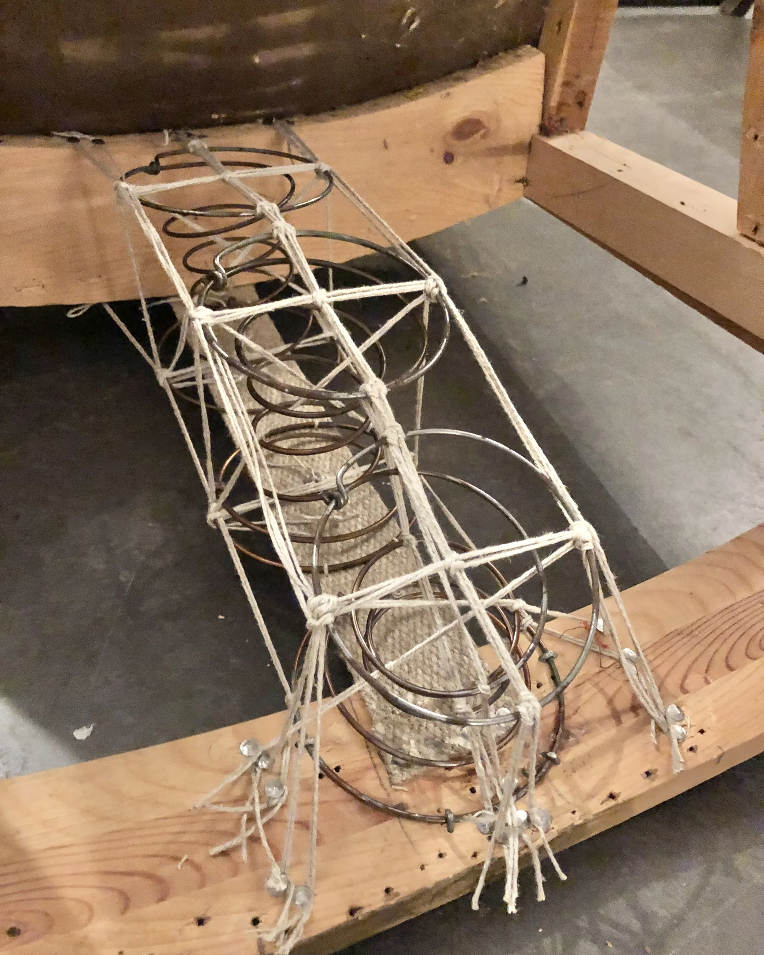 Nyknutna resårer på rygg.