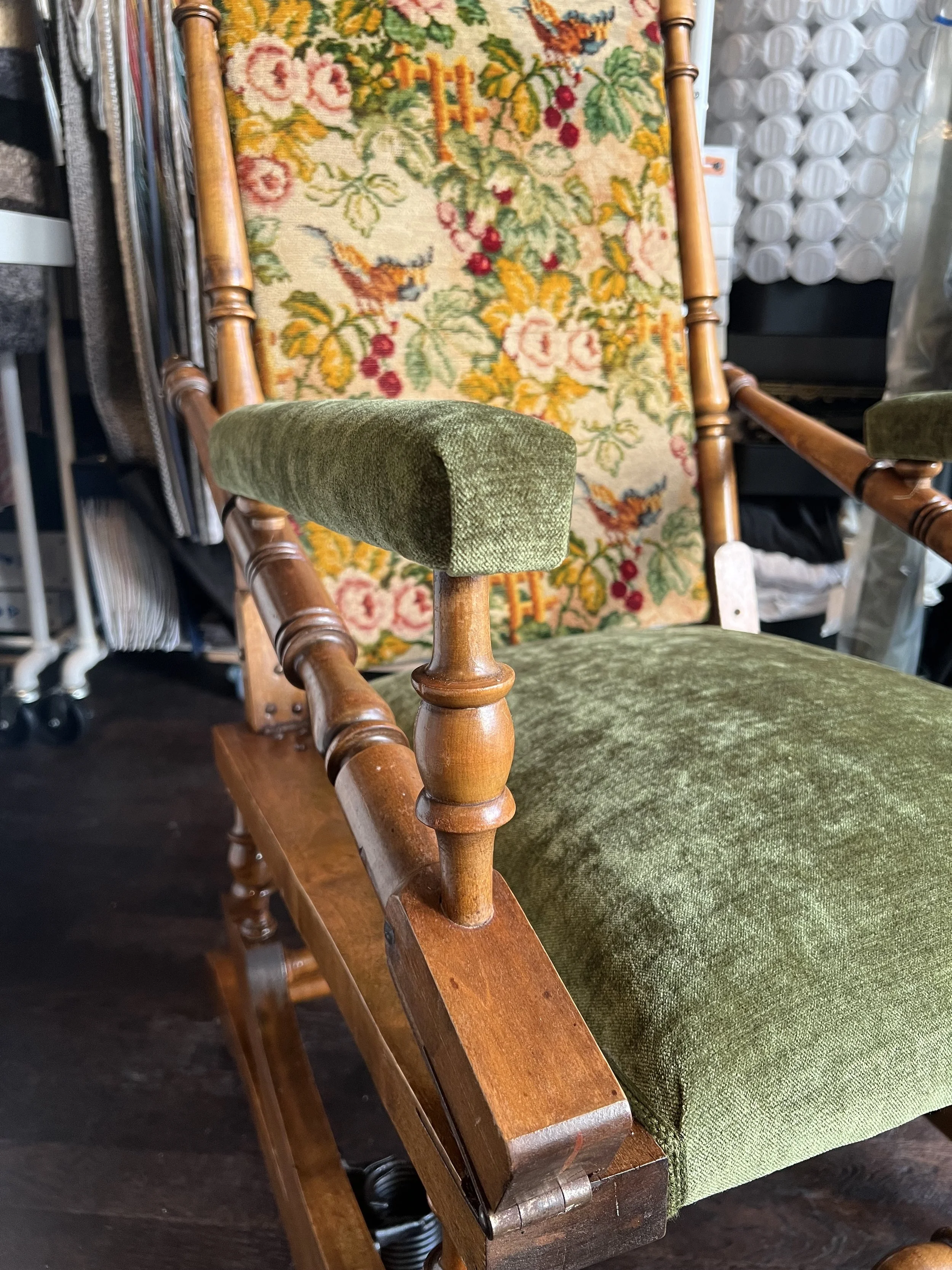 Stoppade och klädda armstöd