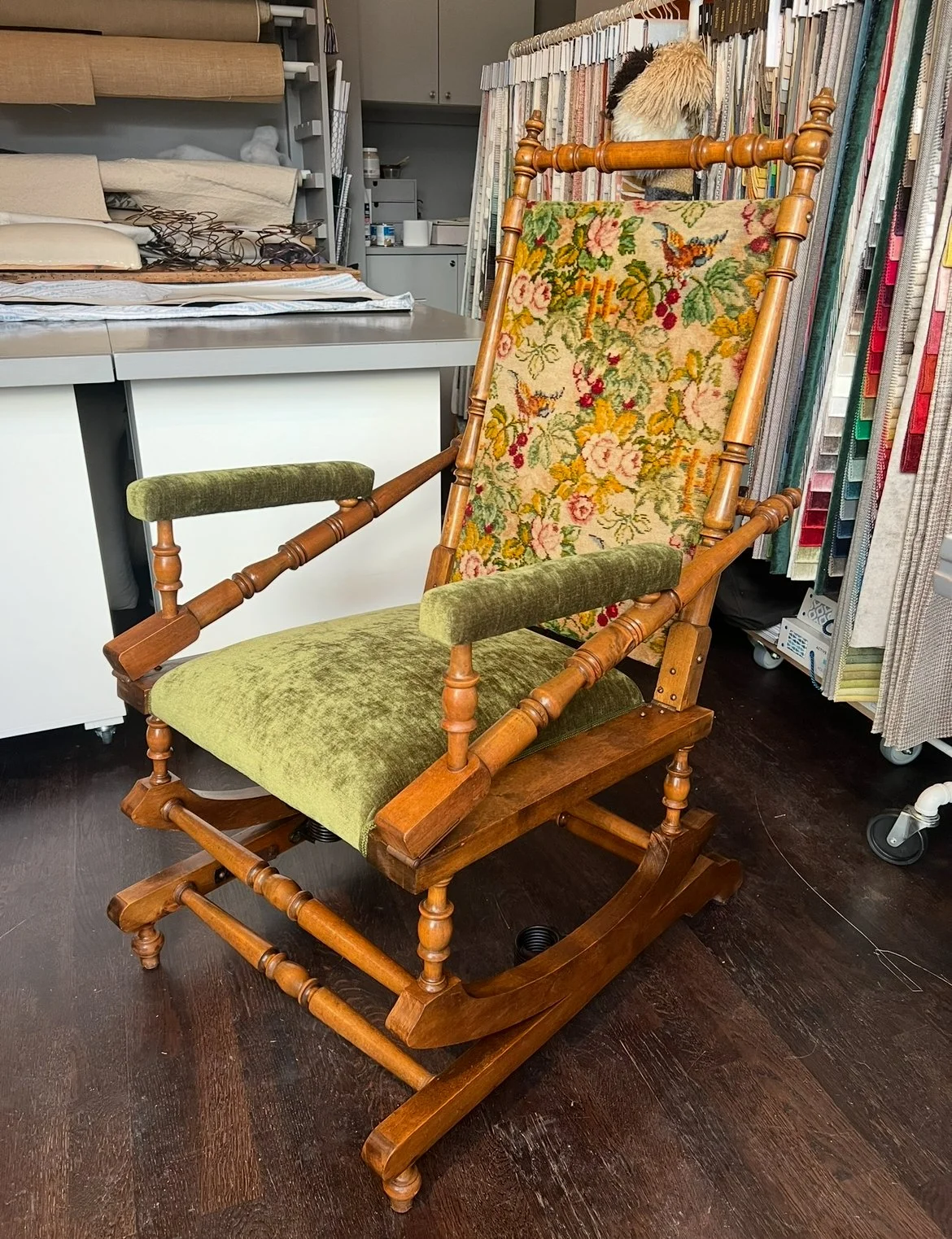Amerikansk gungstol, 1900-tal, omklädd. Nytt resårhus i sits. Omlimmad stomme. Tvättat och polerat trä