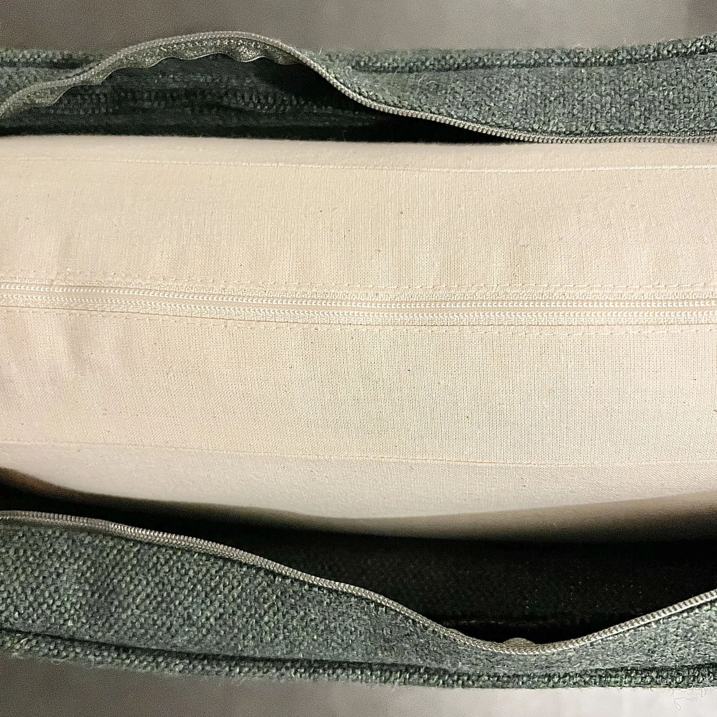 Plymåns domestikfodral med dragkedja.