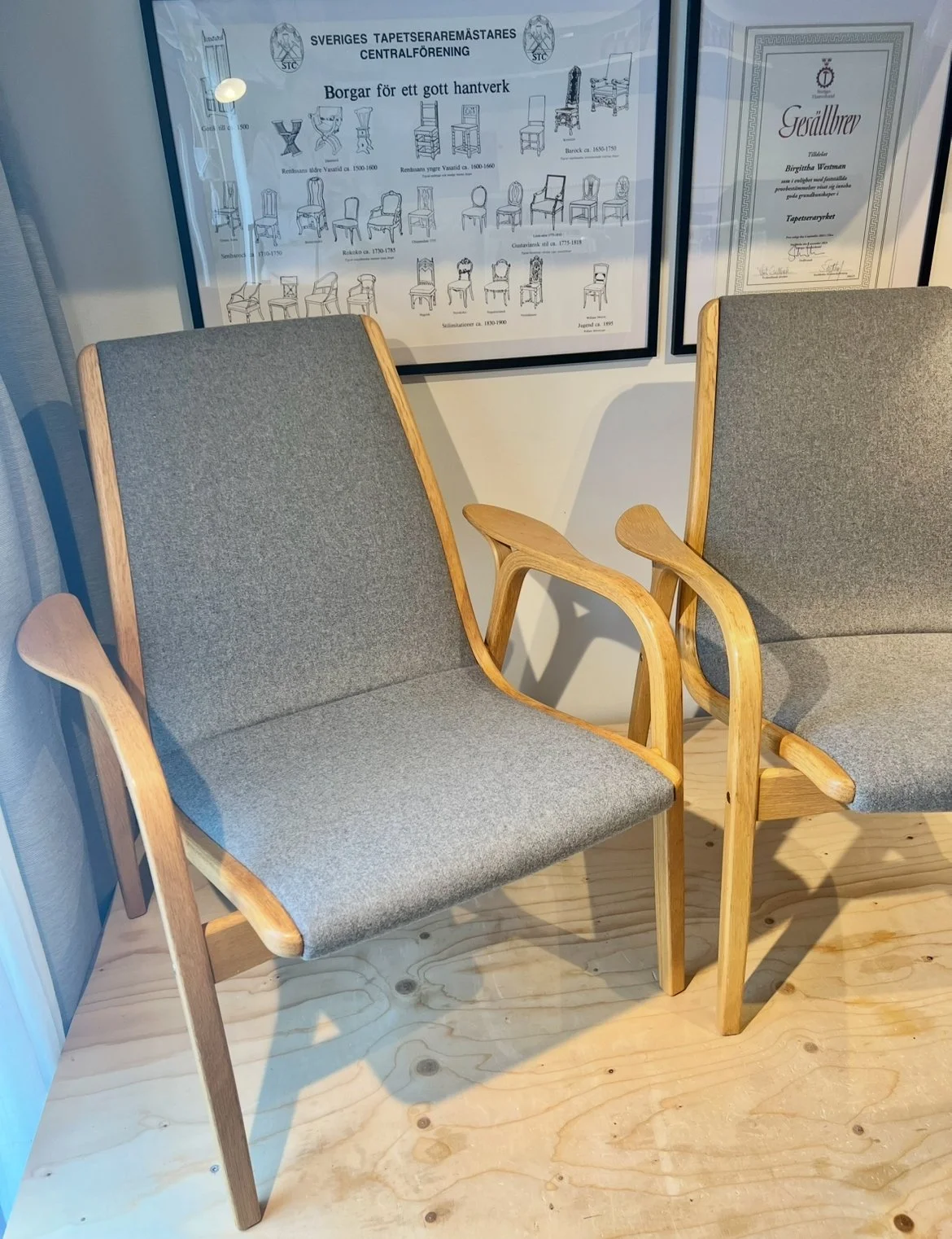 Två Laminetter, Swedese, klädda i ulltyget Aspen, Sydtextil