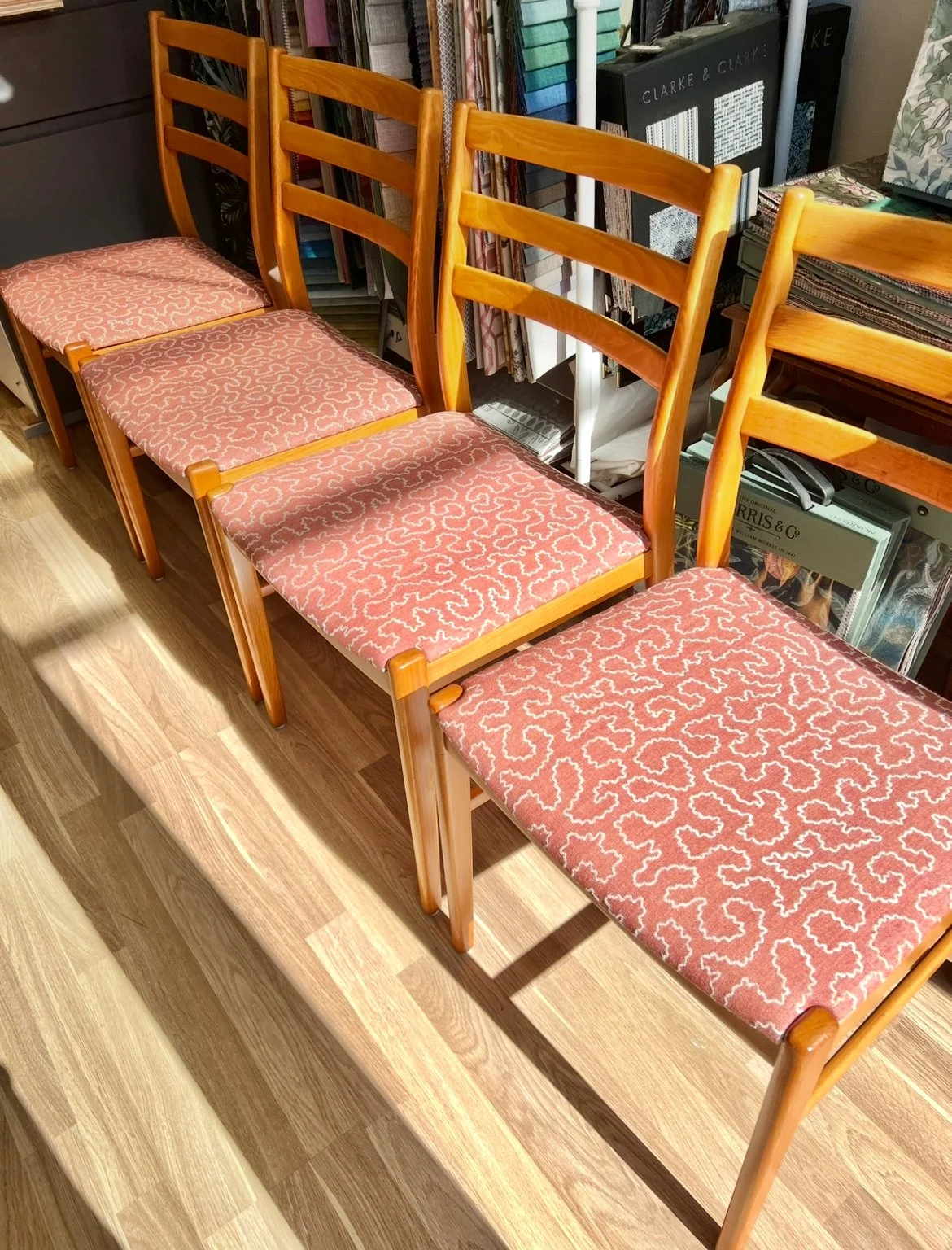 Fyra 50-tals stolar klädda i Wiggle, Linwood. Omlimmade stommar. Tvättat, polerat och vaxat trä