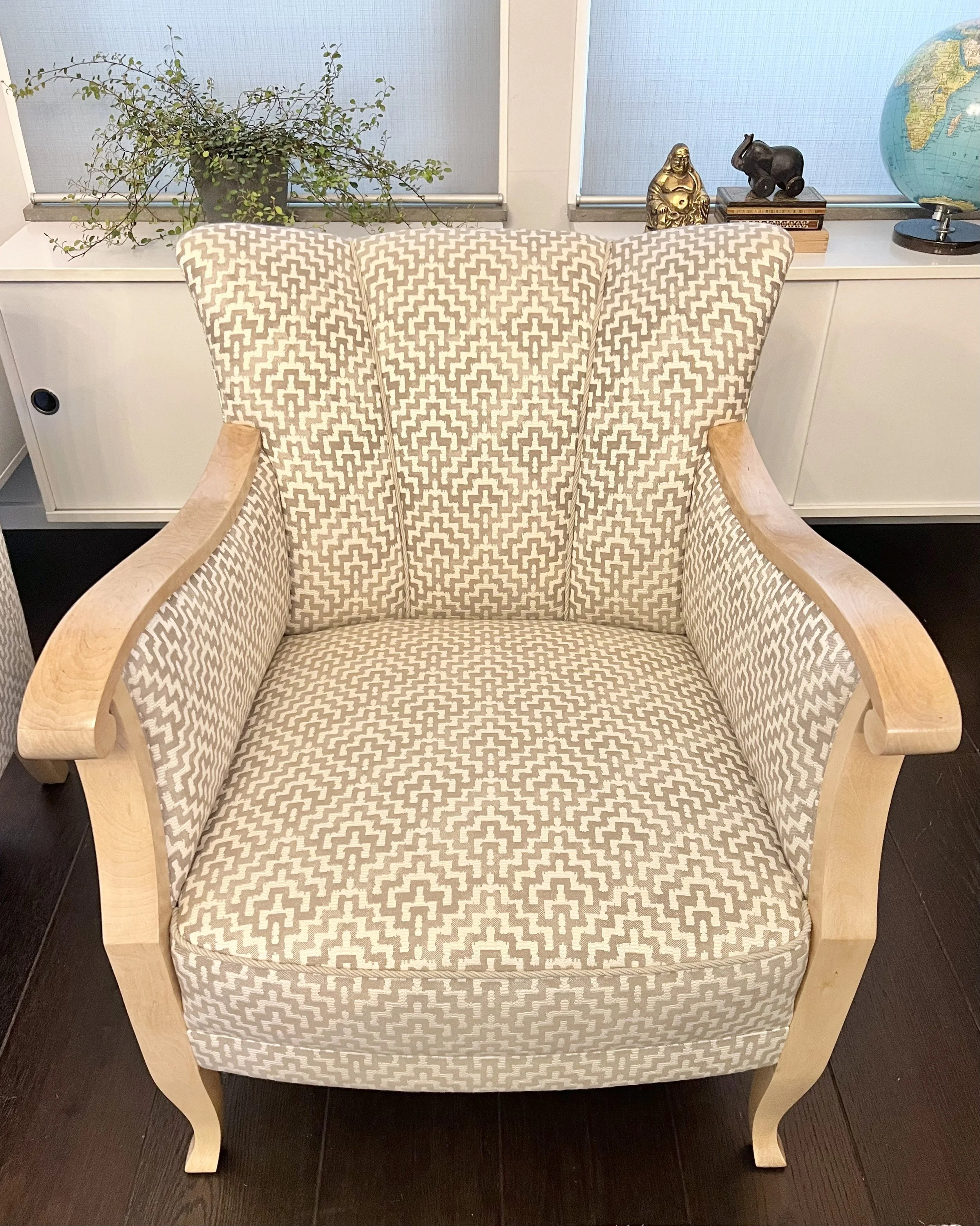 Två 20-tals fåtöljer totalrenoverade. Klädda i tyget Tor från Swaffer. Träet har slipats och lackats.