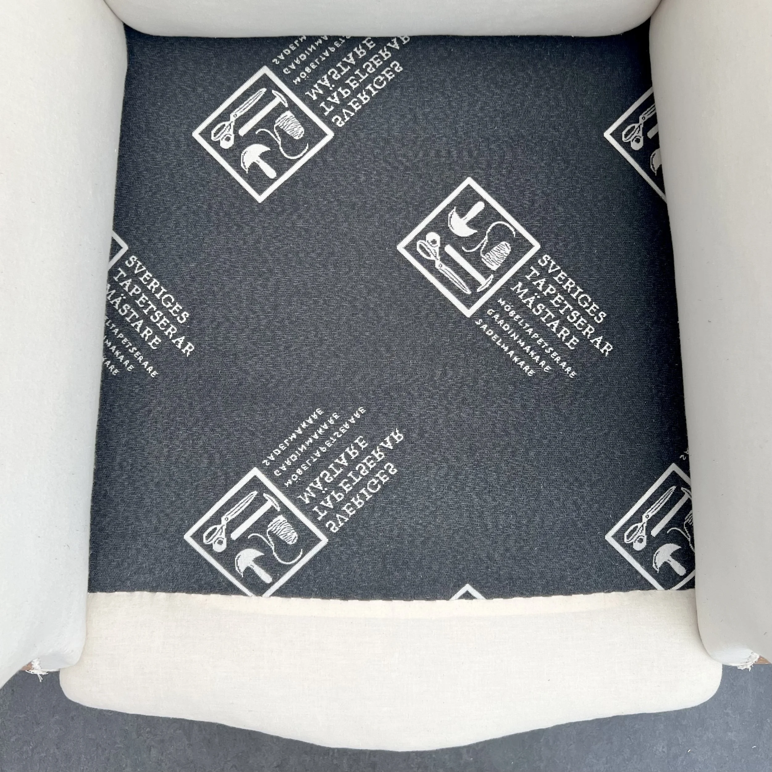 Plomberad framkant och fodertyg på sits.