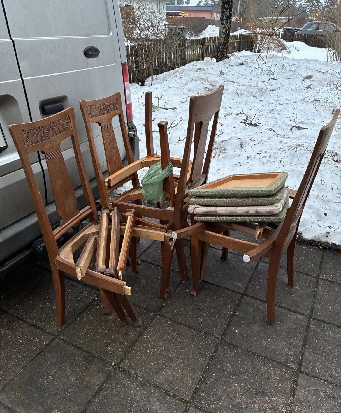 INNAN; Trasiga och risiga stolar