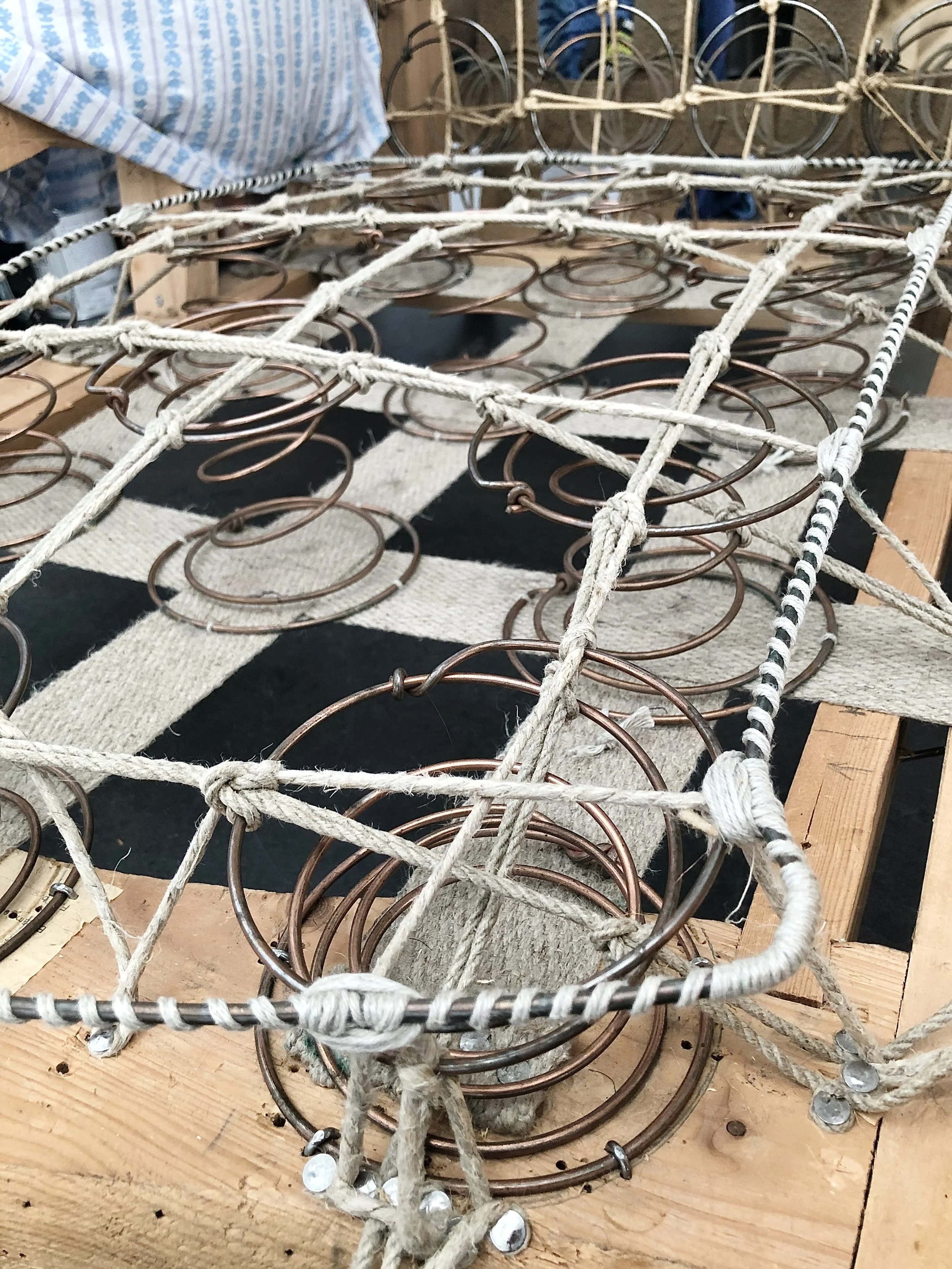 Nyknutet resårhus på ryggen.