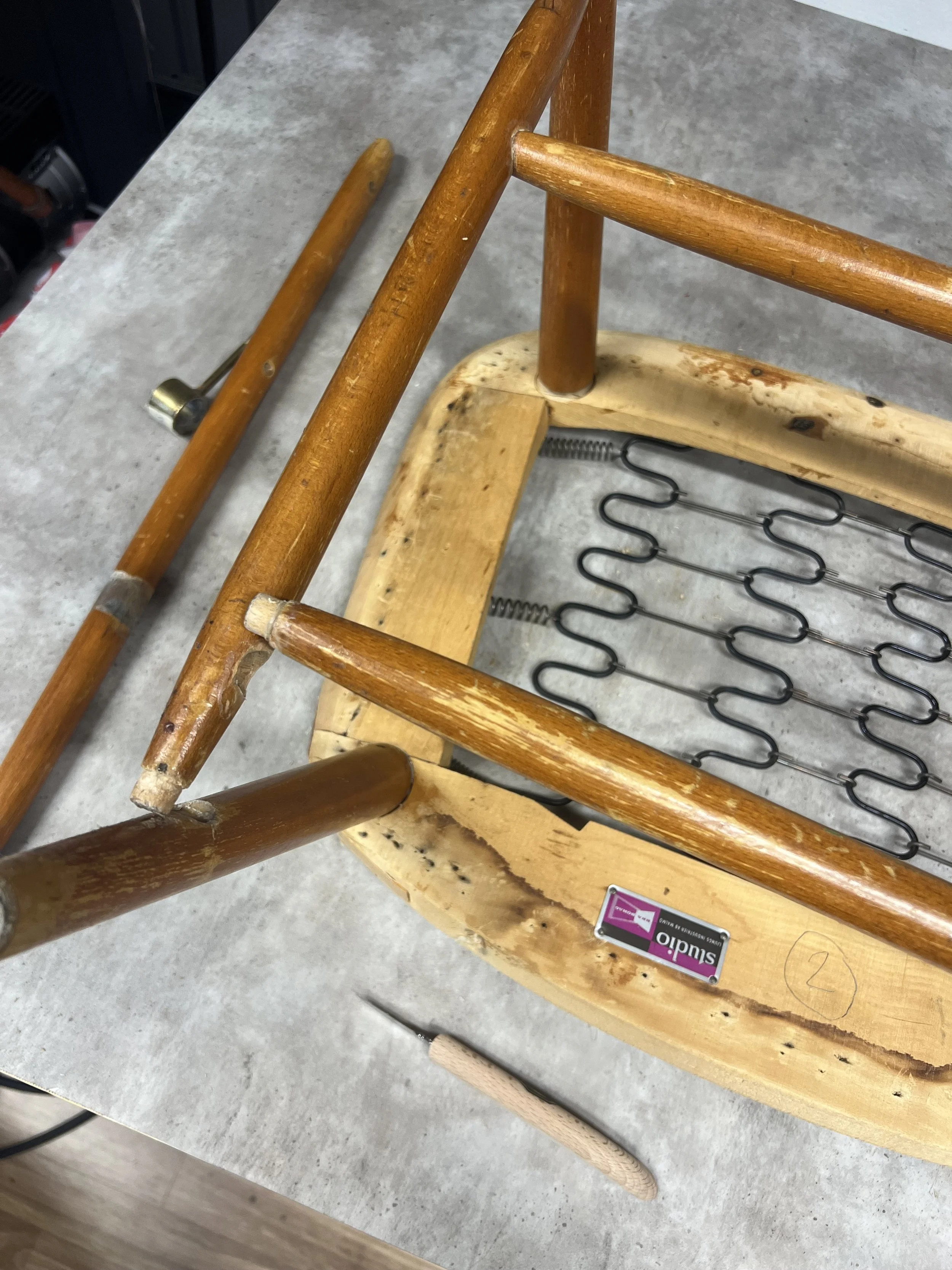 INNAN; Omlimning, två TEVE-stolar