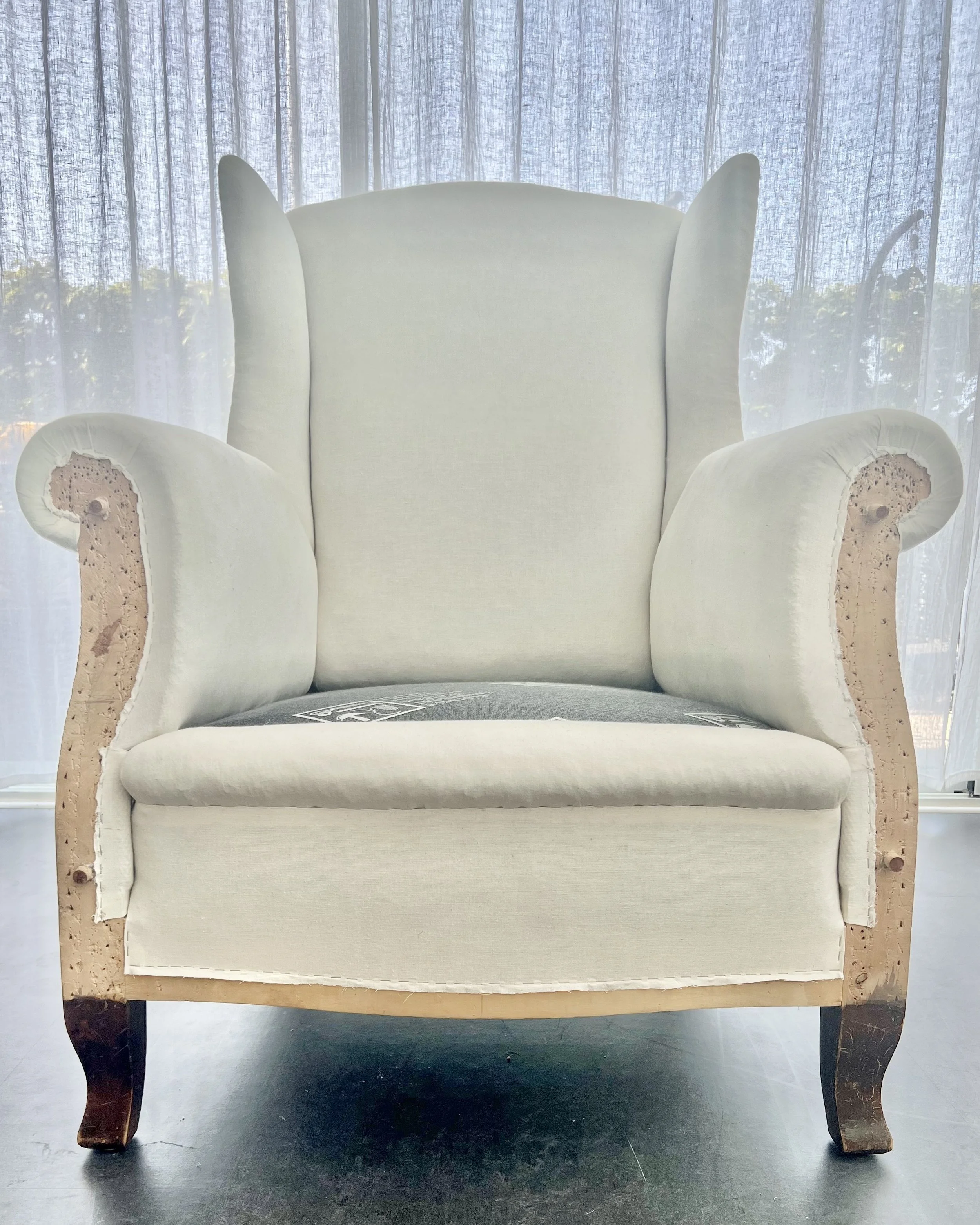 Fåtöljen klädd i domestik.