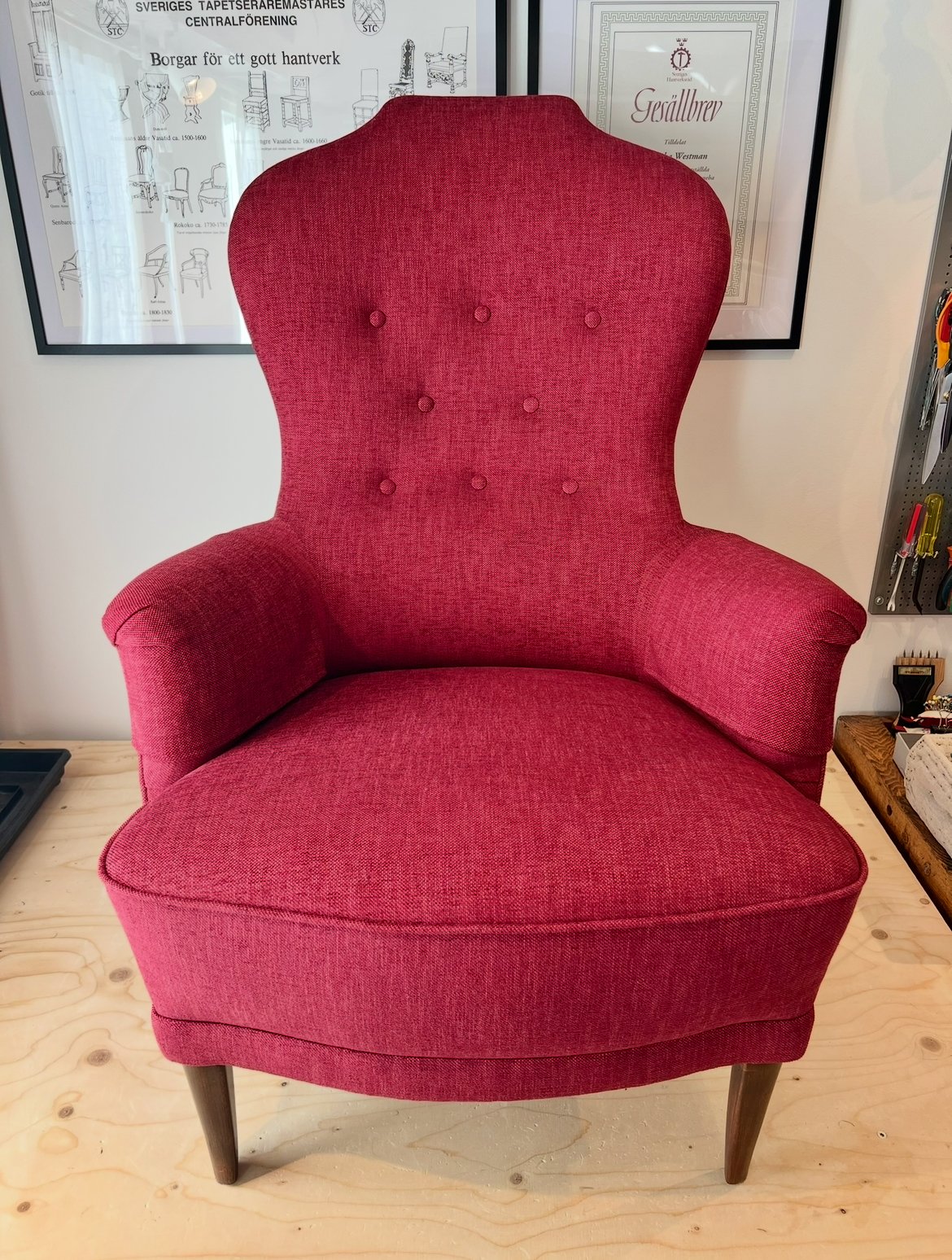 Farmor-fåtölj, Carl Malmsten, omklädd i Perfecto, Sydtextil