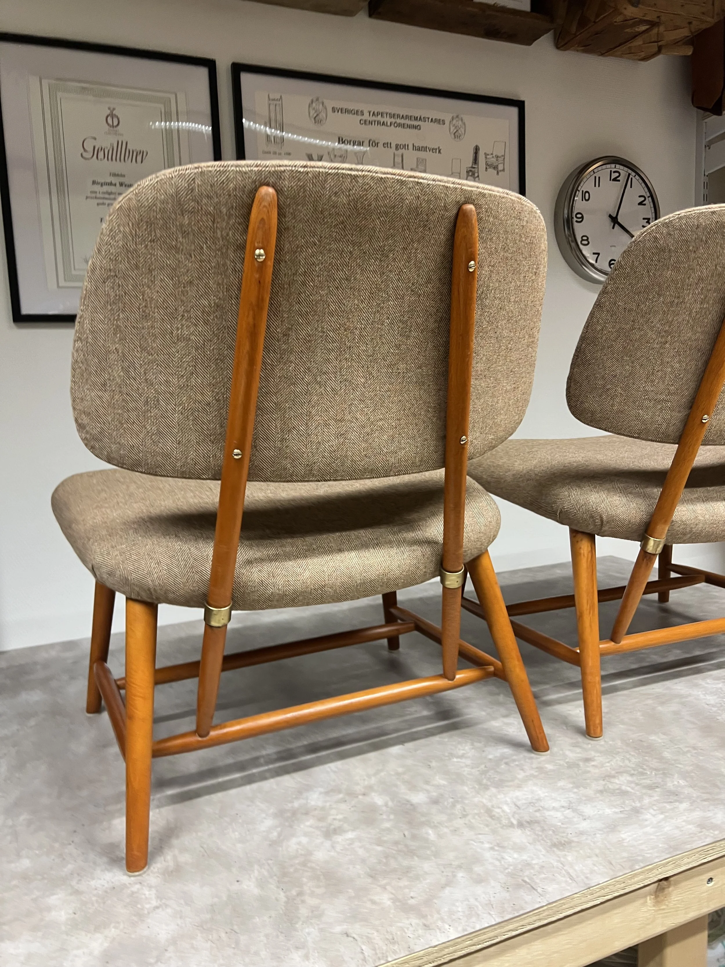 Omlimmade stommar. Allt trä är tvättat, polerat och vaxat. Polarade mässing-rörhållare och skruvar