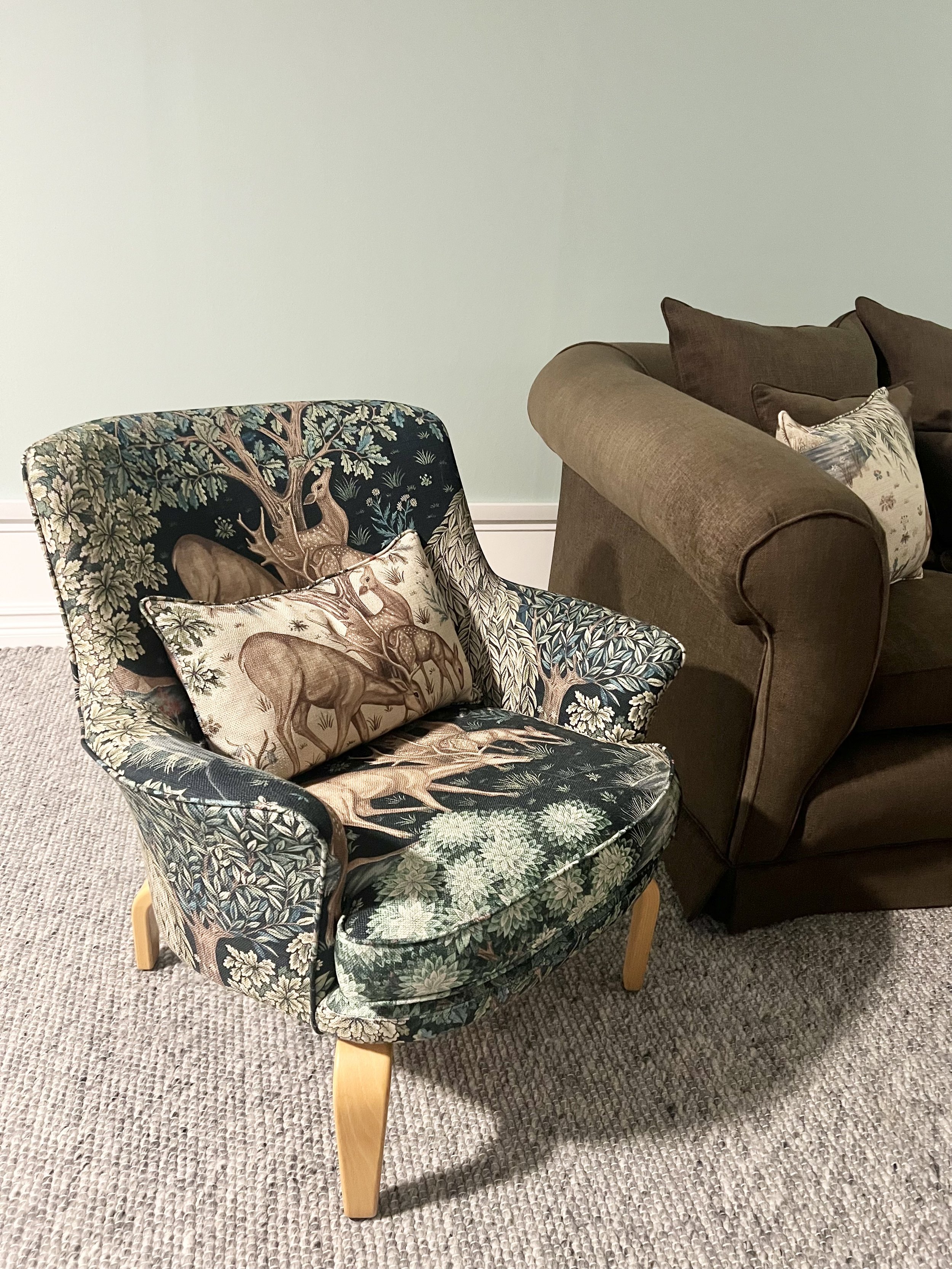 Pilot-fåtölj med matchig kudde båda klädda i The Brook, William Morris