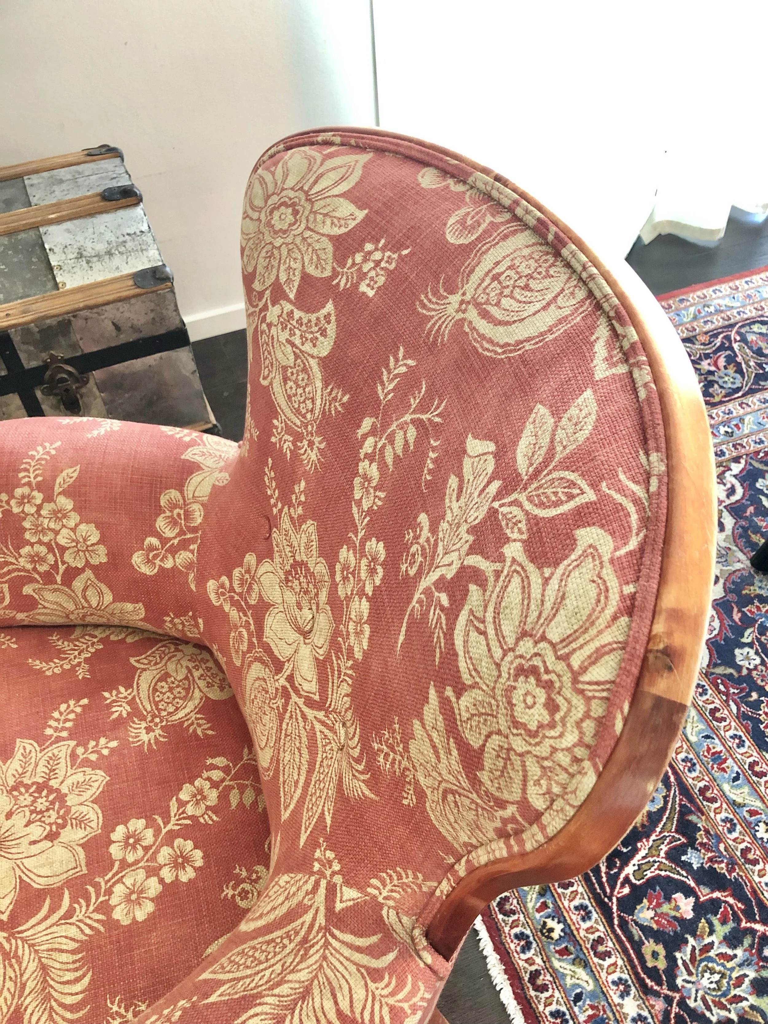 Klädda knappar och dubbelkeder på rygg.