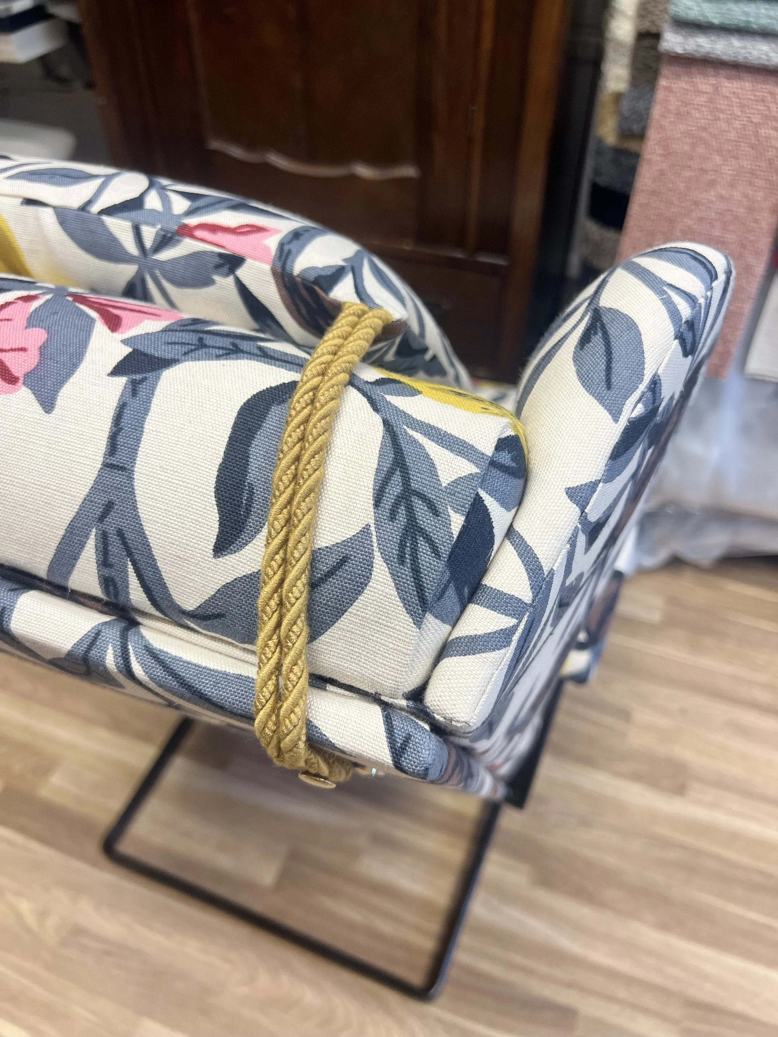 Justerbar nackkudde med matchig snodd