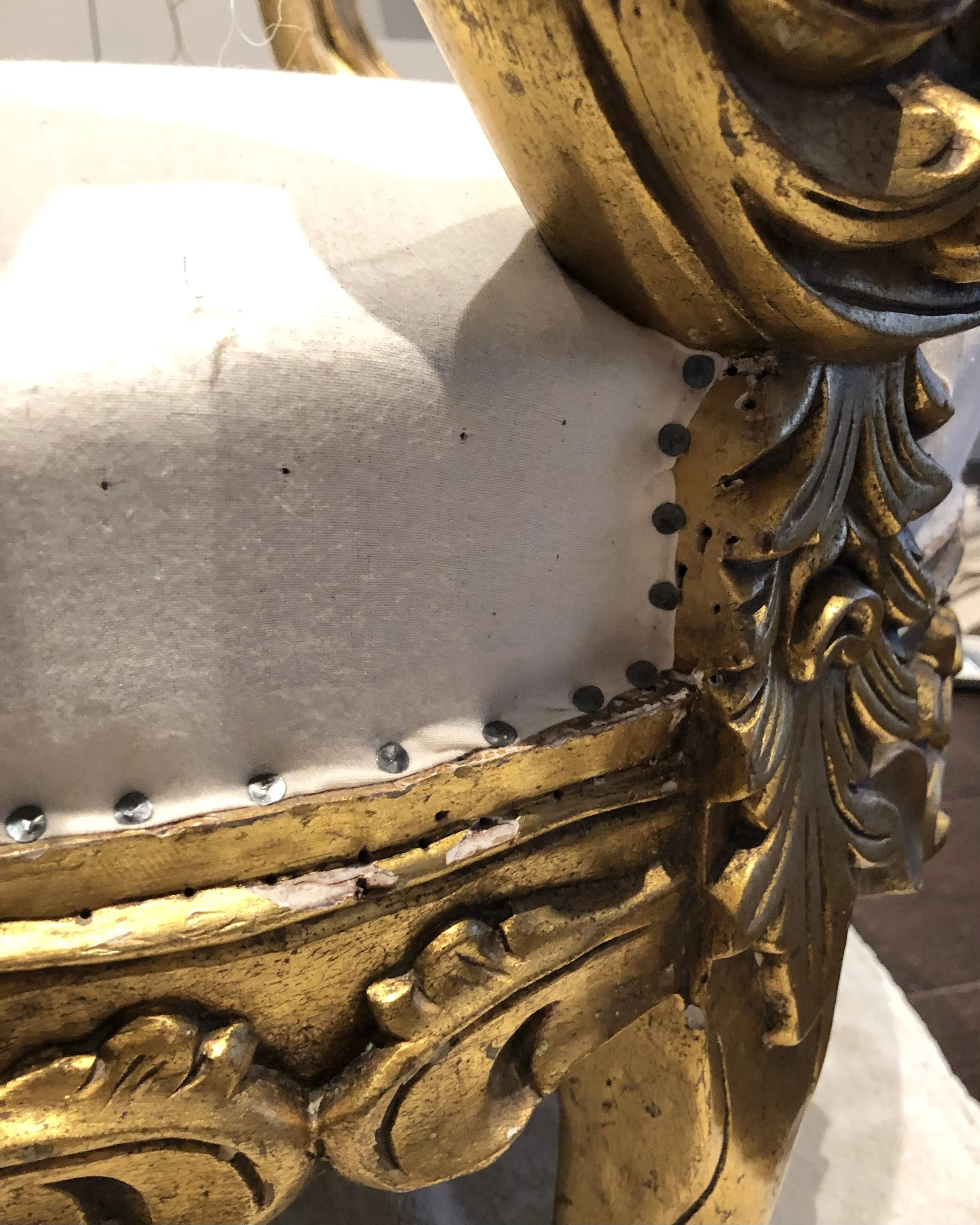 Sitsen klädd i domestik.