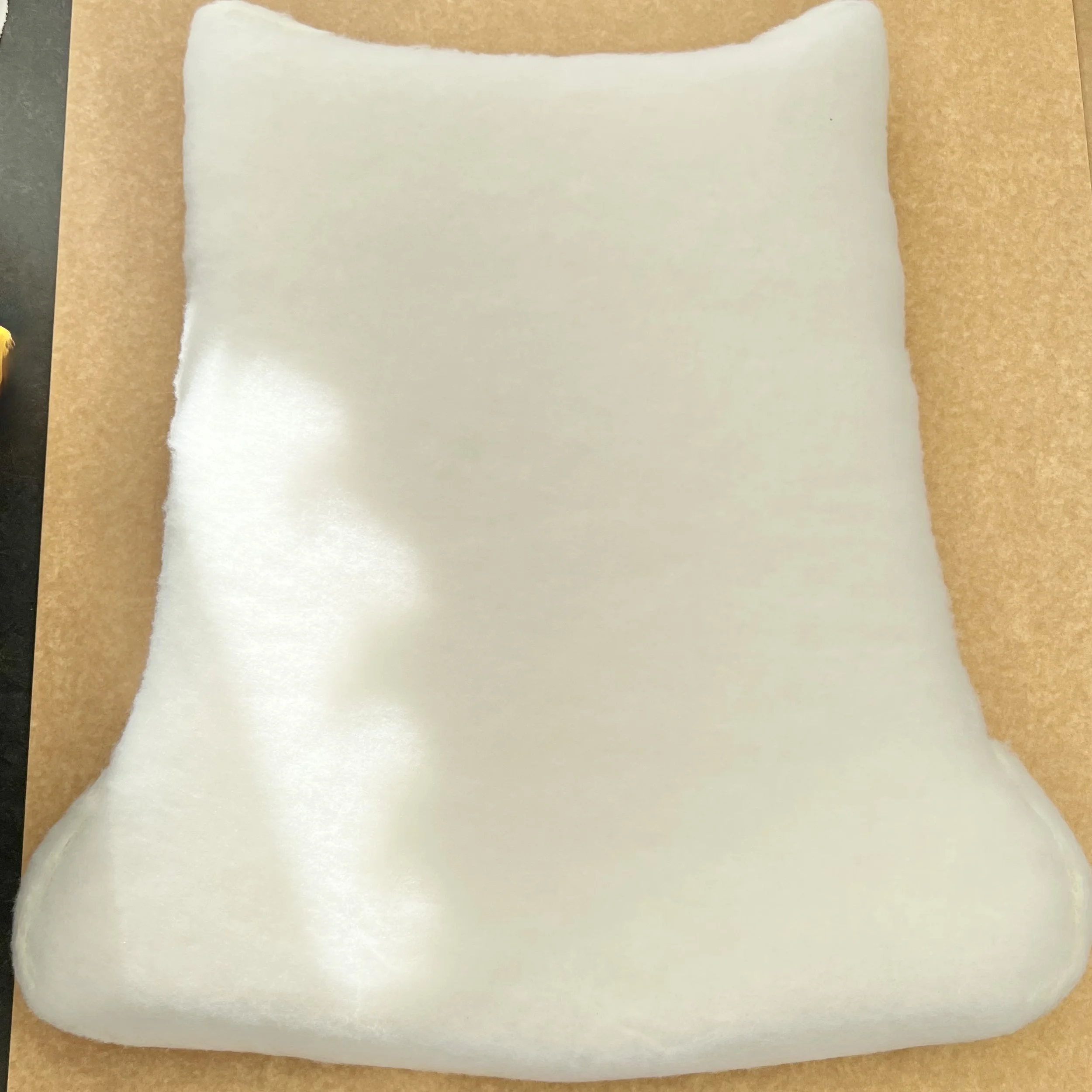 Nytillverkad plymå i kallskum som är svept i syntetvadd.