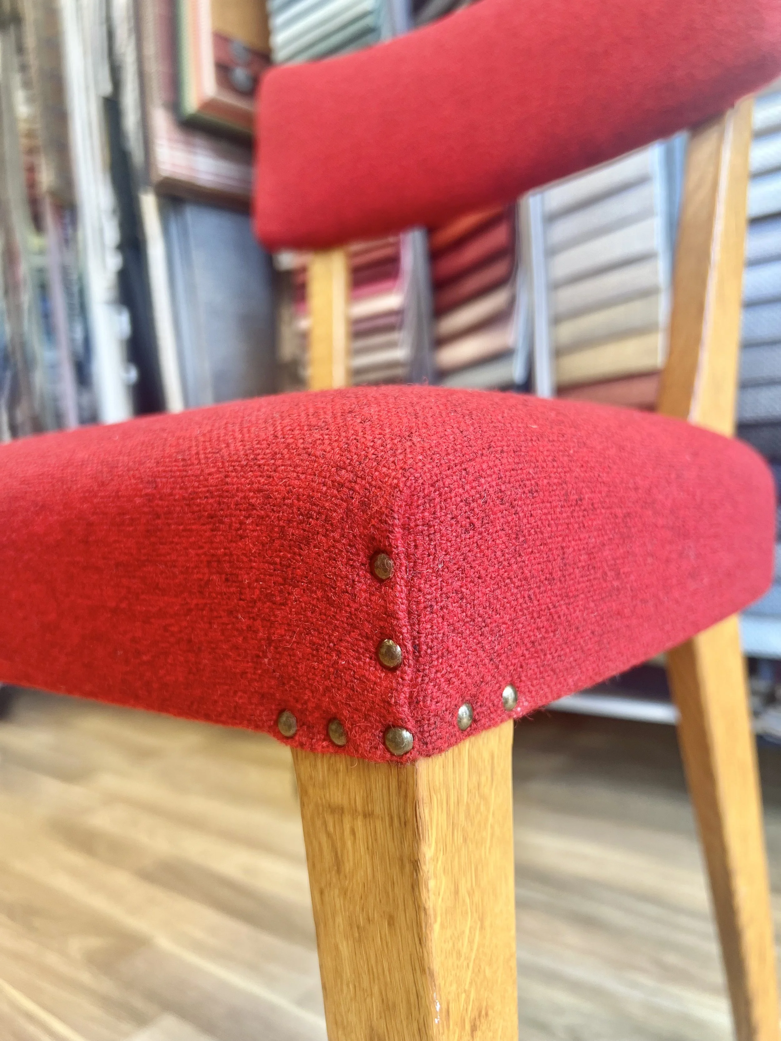 Uppdaterad stoppning. Tvättat och polerat trä.