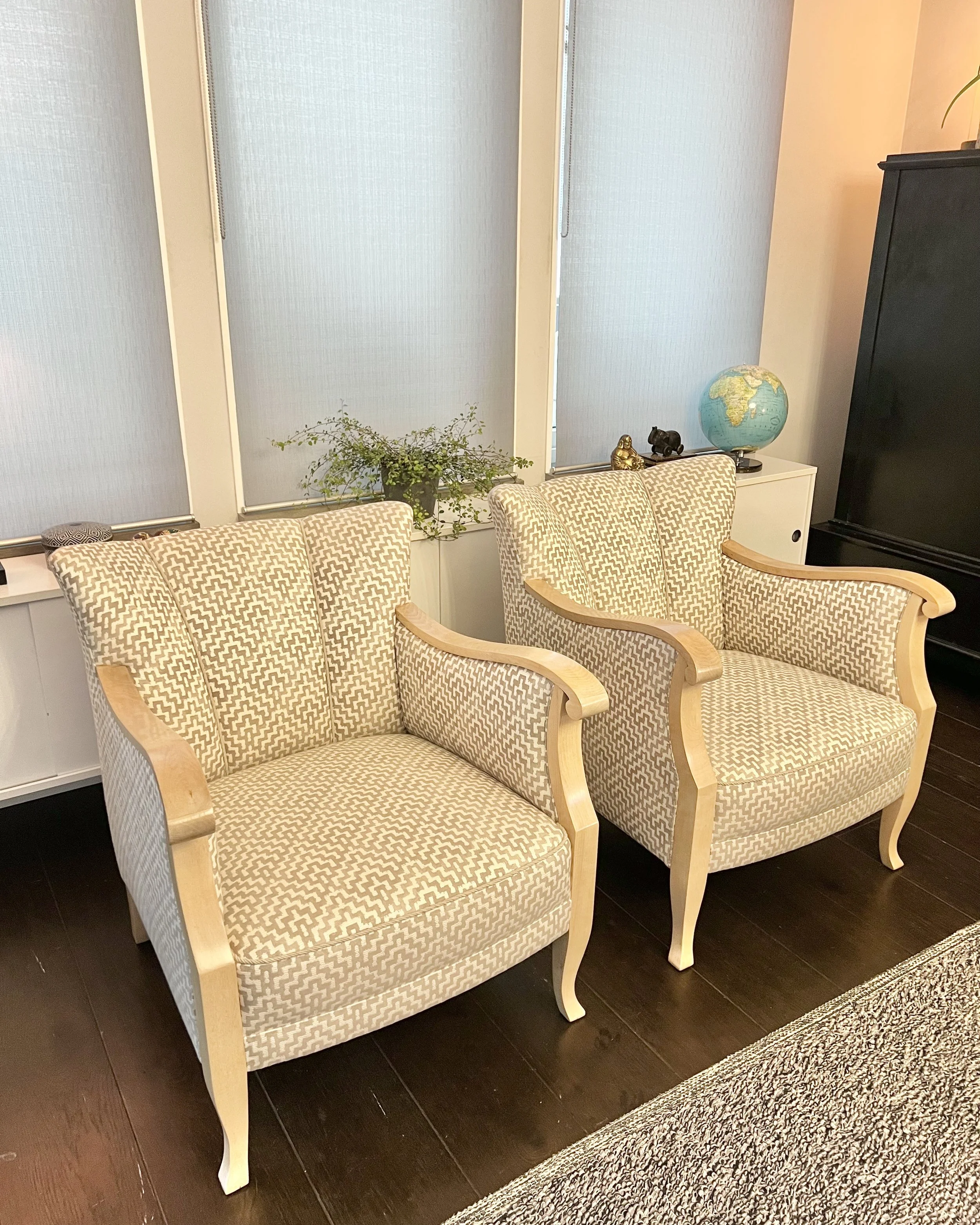 Fåtöljer snett framifrån.