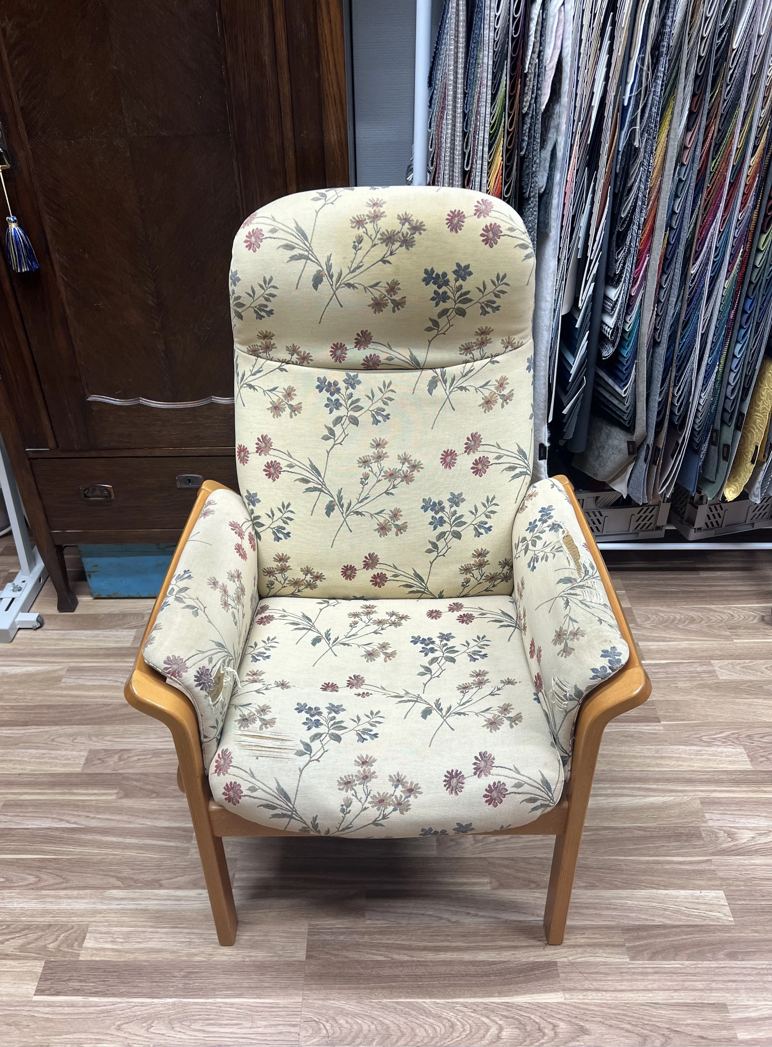 INNAN; Fällbar fåtölj och tillhörande fotpall