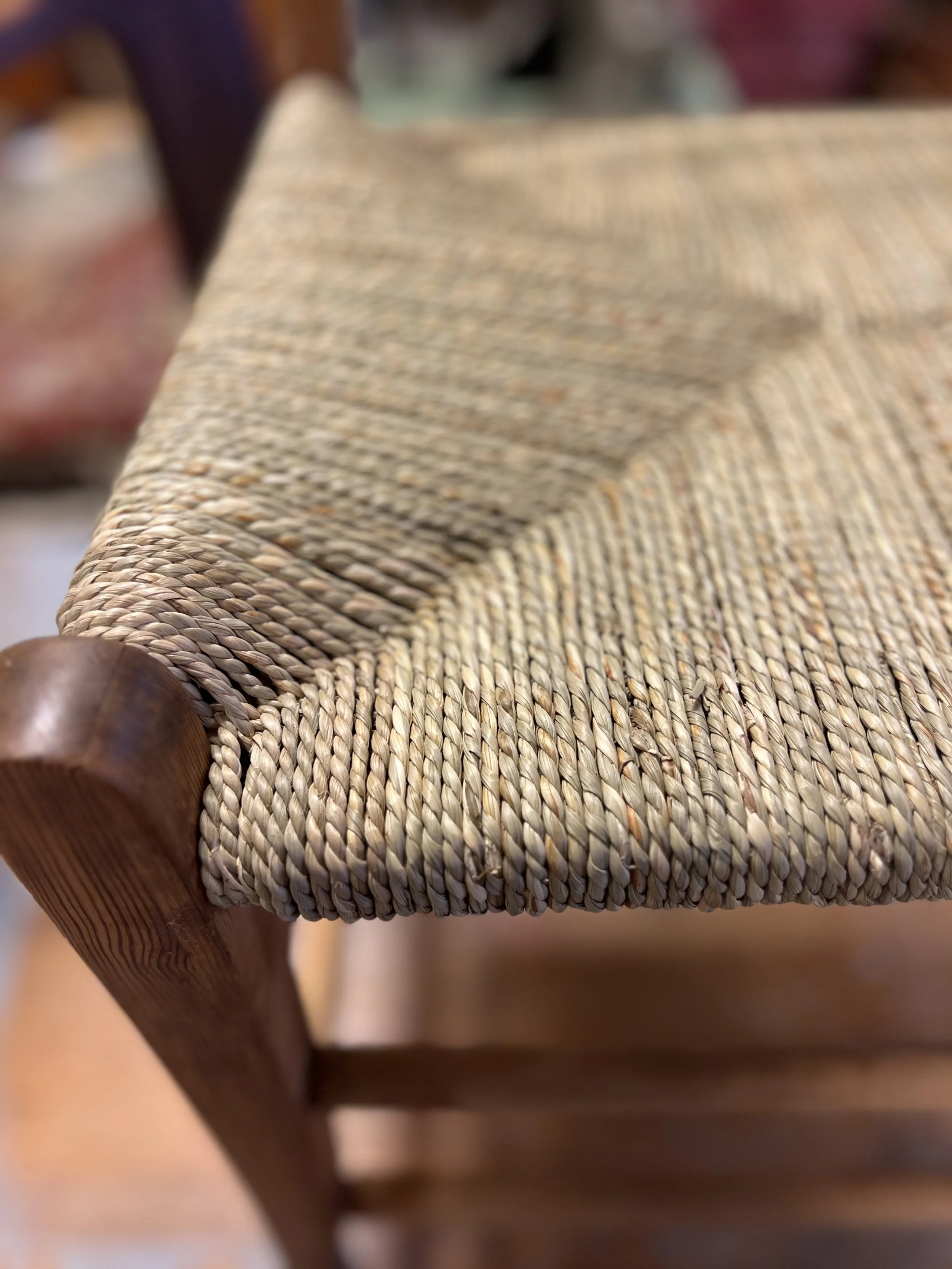 Stol med kuvertflätning av sjögräs