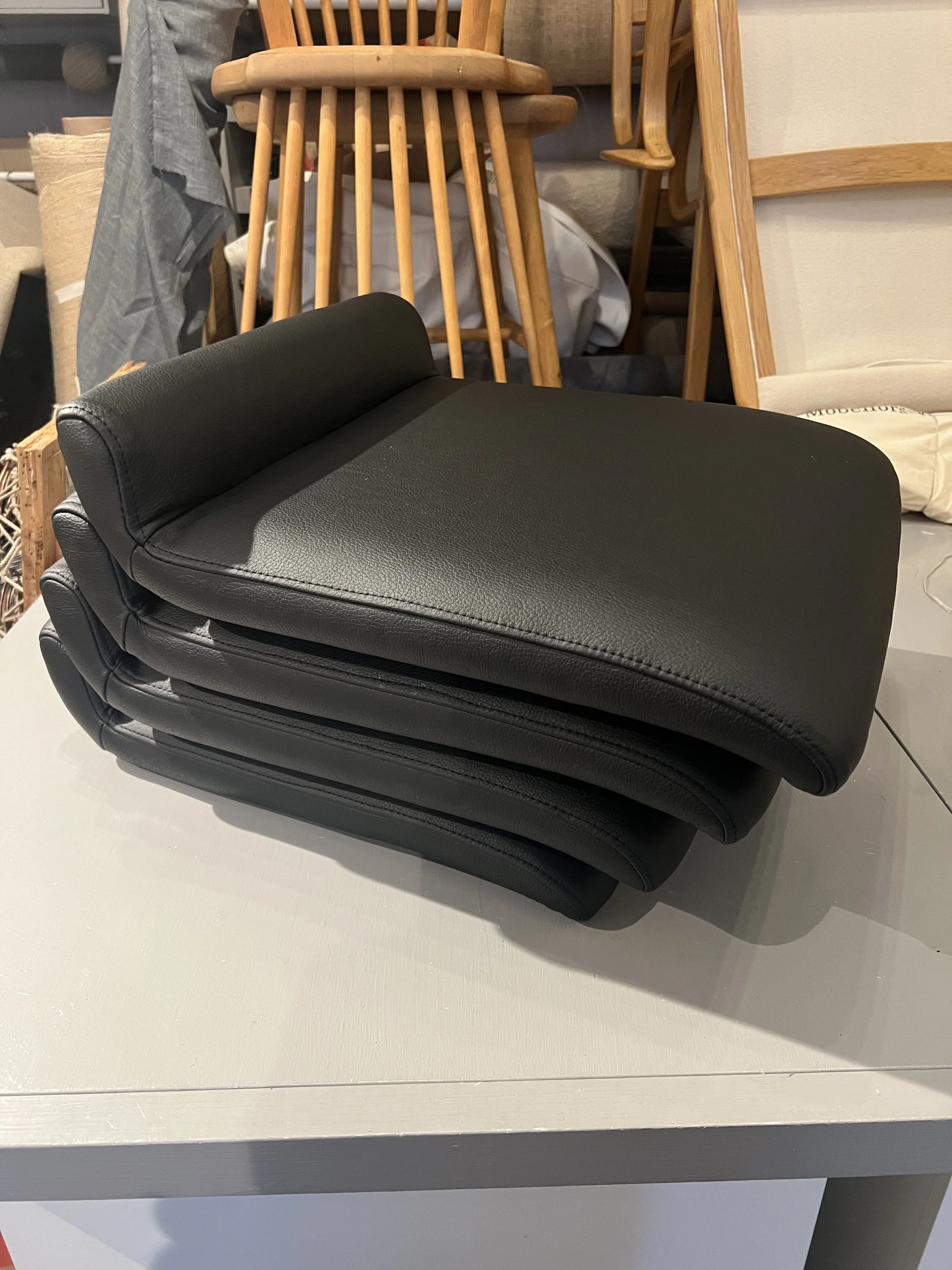 Barstolssitsar klädda i skinn från Scan Aprima