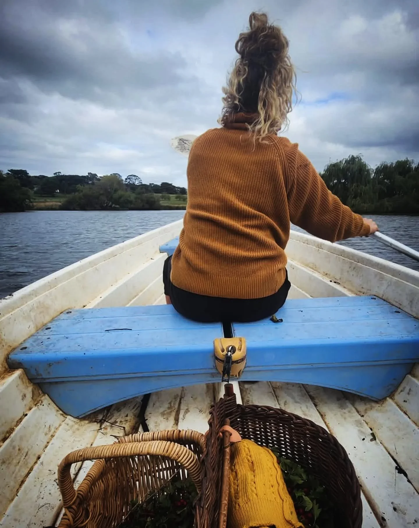 Hawthorn Dreaming...

This is the life I spoke to my mum about when I was 19, the life I wanted to create...

To spend days rowing boats to collect hawthorn and acorns, for medicine and bread.

To spend my days with dirt under my nails, or teaching a