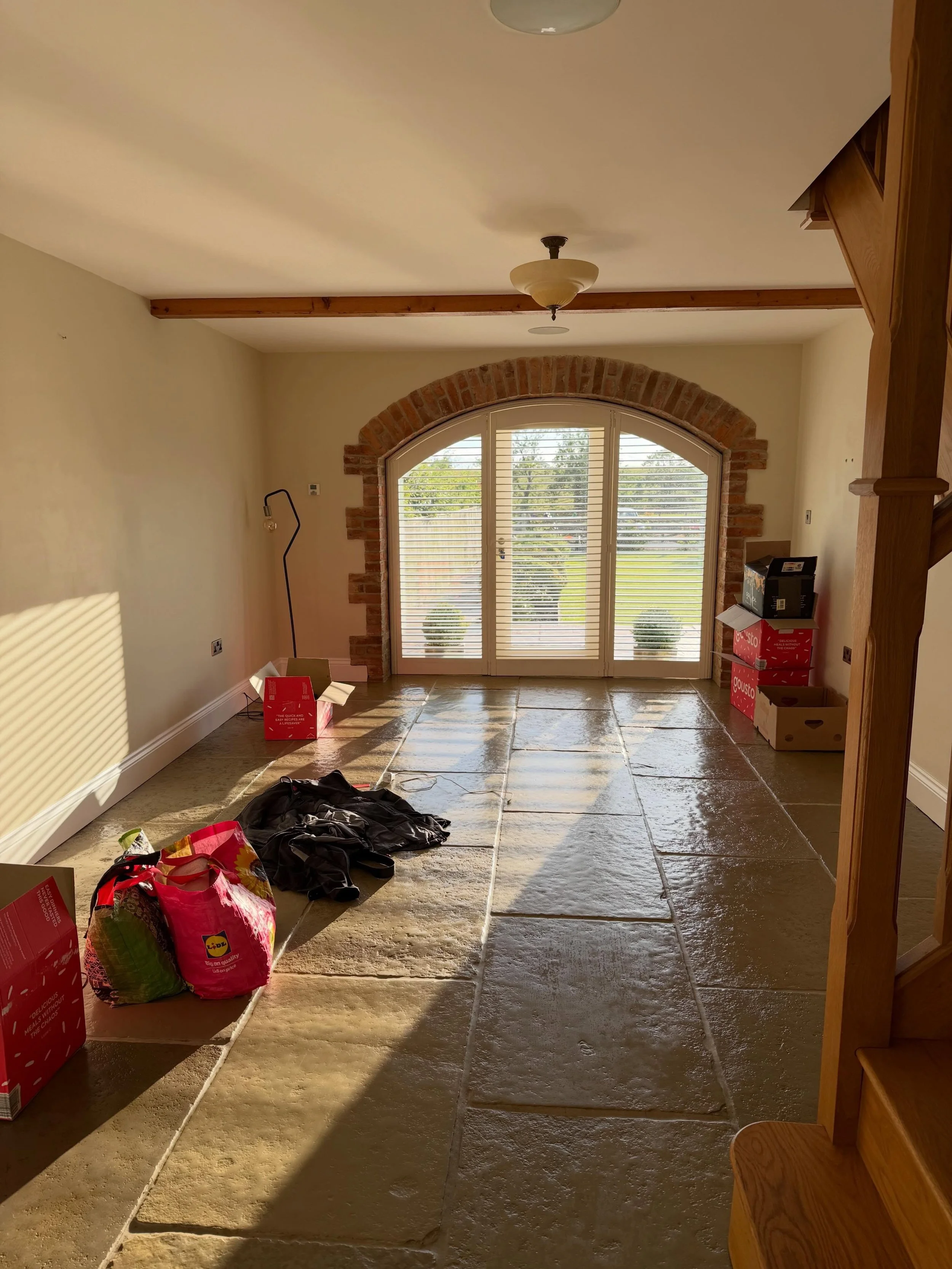 Sneak peek of what will be my new space 👀 Yes there are still moving boxes everywhere but how amazing is this room?!