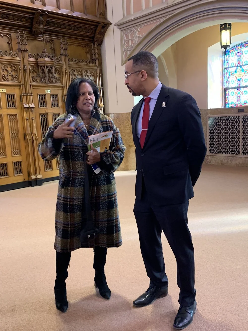 Sophia King, former Chicago 4th Ward Alderwoman, chats with Prentice Butler, TNB Executive Director.
