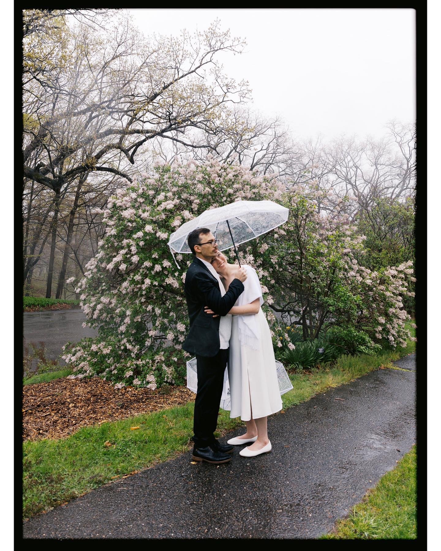 The rain made everything even more romantic.🥹☔️💚