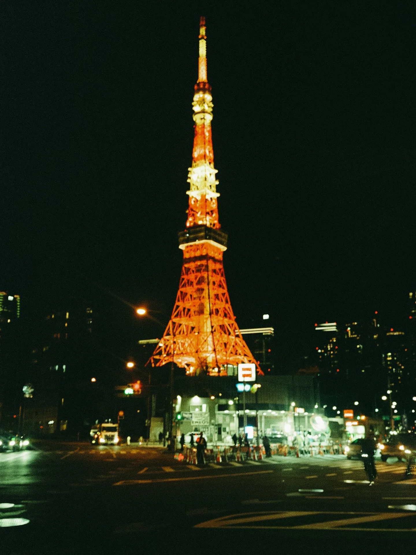 Outside weddings
Tokyo on film

🎞️ Gold 200
.
#summerstfilms #cinematicdocumentary #shotonfilm #tokyo #japanonfilm