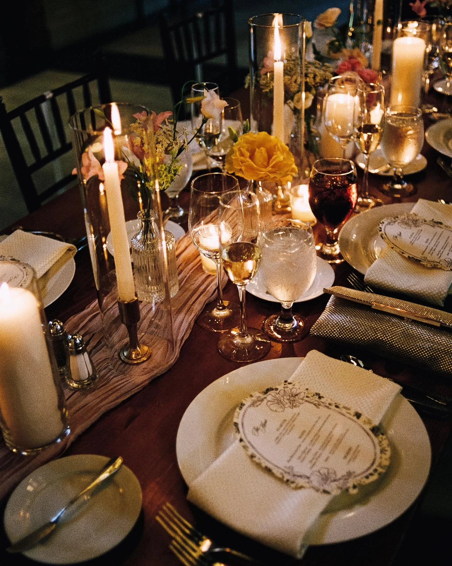 tables and flowers 🌼🥂💐

#luxuryweddingdetails #weddingtablescape #editorialwedding #floraldesign #weddinginspiration #detailsmatter #modernwedding #fineartwedding