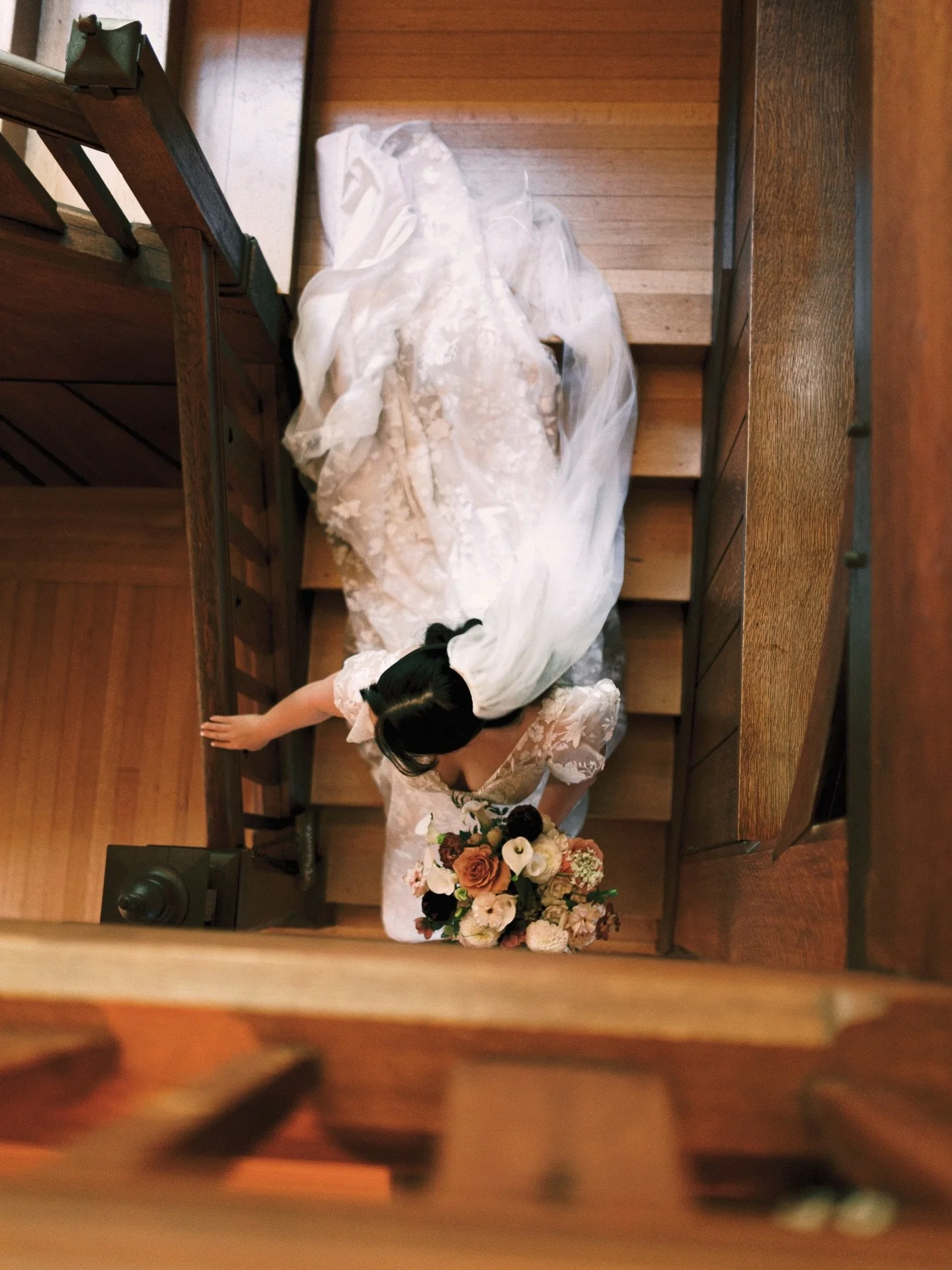 Some weddings are remembered by moments.

Others are remembered by colors.

The warmth of the stone.
The green climbing through every arrangement.
The light that turned every room into a different scene.

Looking back, it almost feels like rememberin