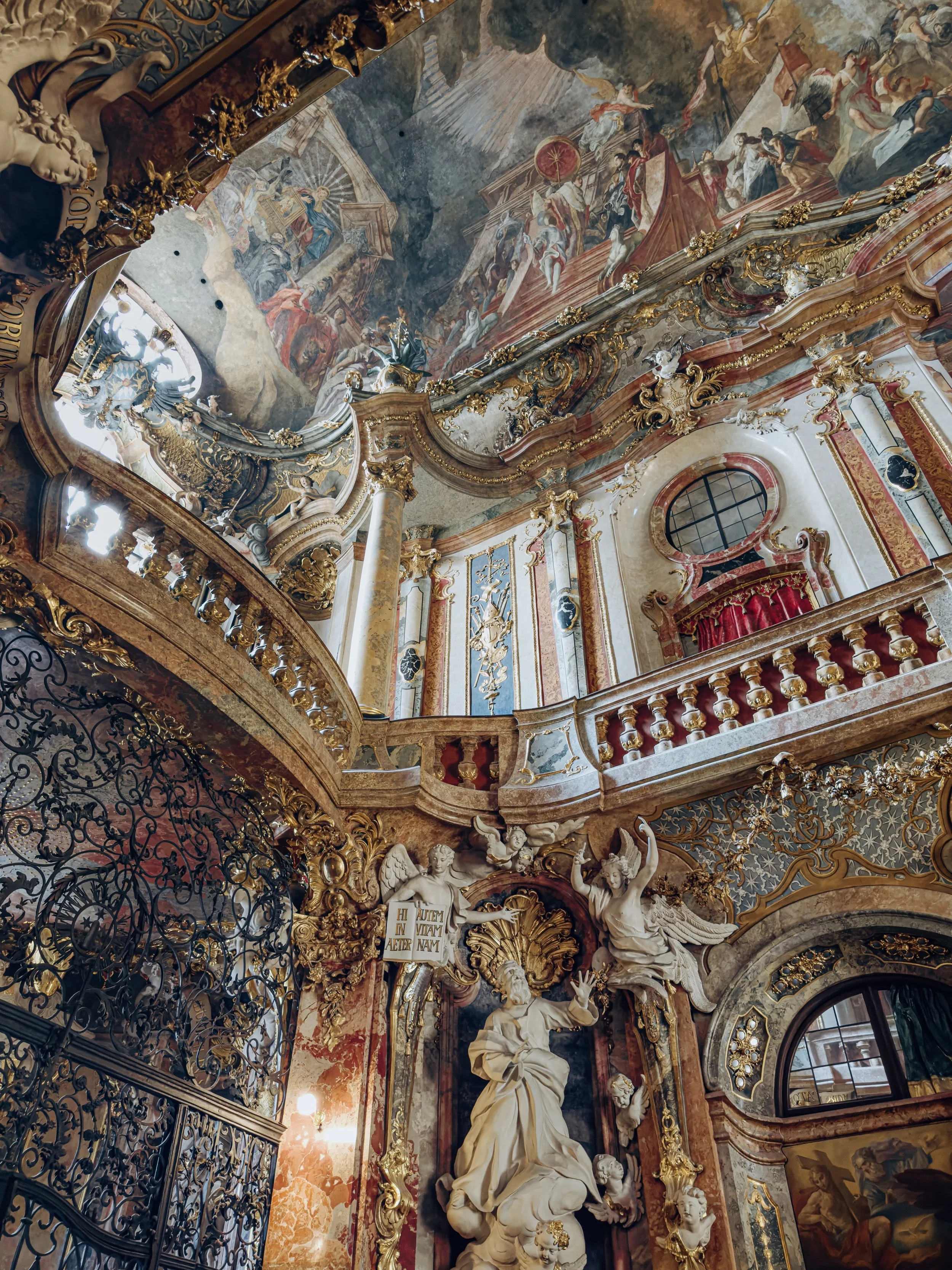 𝐂𝐞𝐢𝐥𝐢𝐧𝐠𝐬. 𝐌𝐚𝐫𝐛𝐥𝐞. 𝐆𝐨𝐥𝐝.
Munich, 2026.
.
#travelphotography #munich #baroque #artchitecture