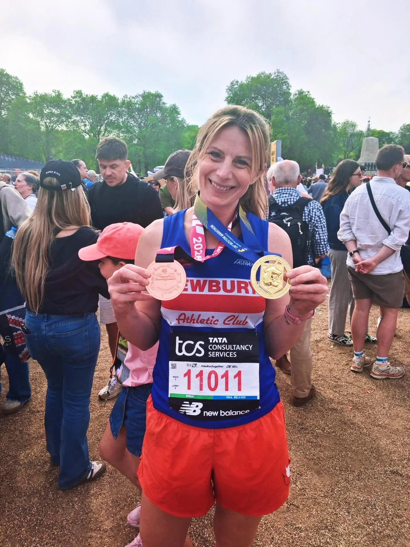 Sun, sweat, tears&hellip; and some seriously BIG old medals 🔥🚀
What a day at @londonmarathon ! From Apsley to Newbury, Runners High showed up and showed out 🙌

So proud of every member who took on 26.2 miles in that heat &mdash; grit, heart, and p