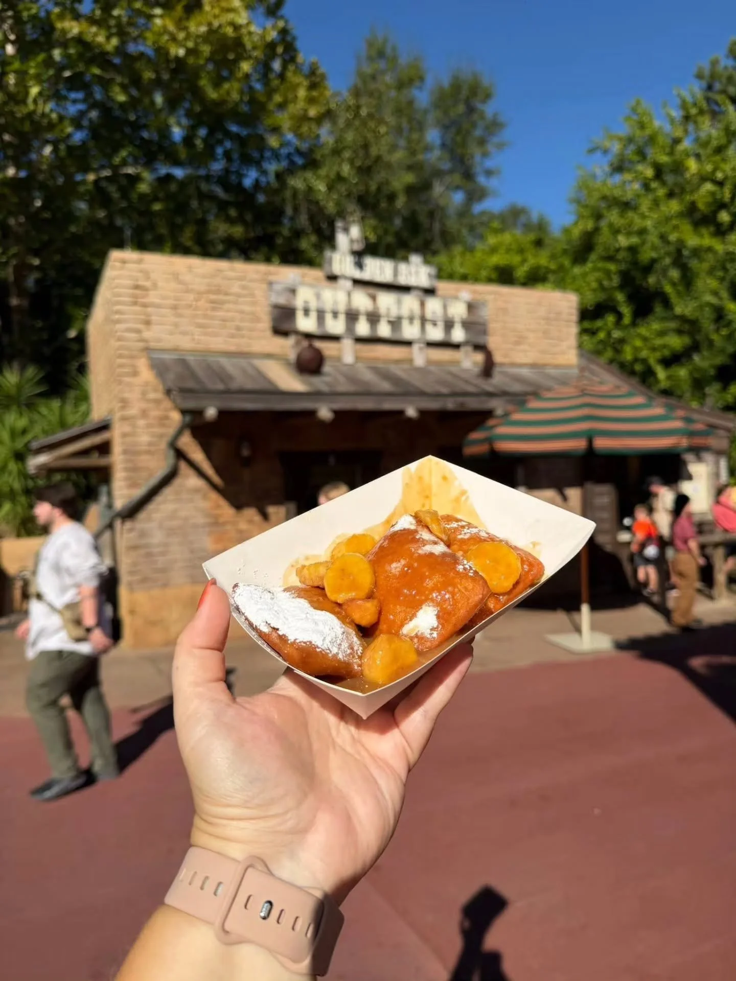 NEW Breakfast Items at Golden Oak Outpost in Magic Kingdom ☕️🍳
🍳 Honey Butter Chicken Biscuit Breakfast Sandwich
🍌 Banana-Caramel Beignets
🍯 Honey-Lavender Cold Brew

Head to MickeyBlog.com for the full review ✨

#DisneyFoodie #travelagent #trave