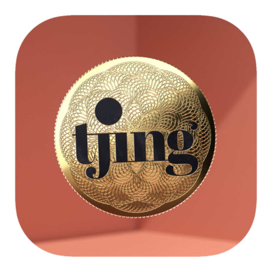 Logotyp med texten 'tjinga' i svart på en gyllene och mönstrad bakgrund mot en röd bakgrund.
