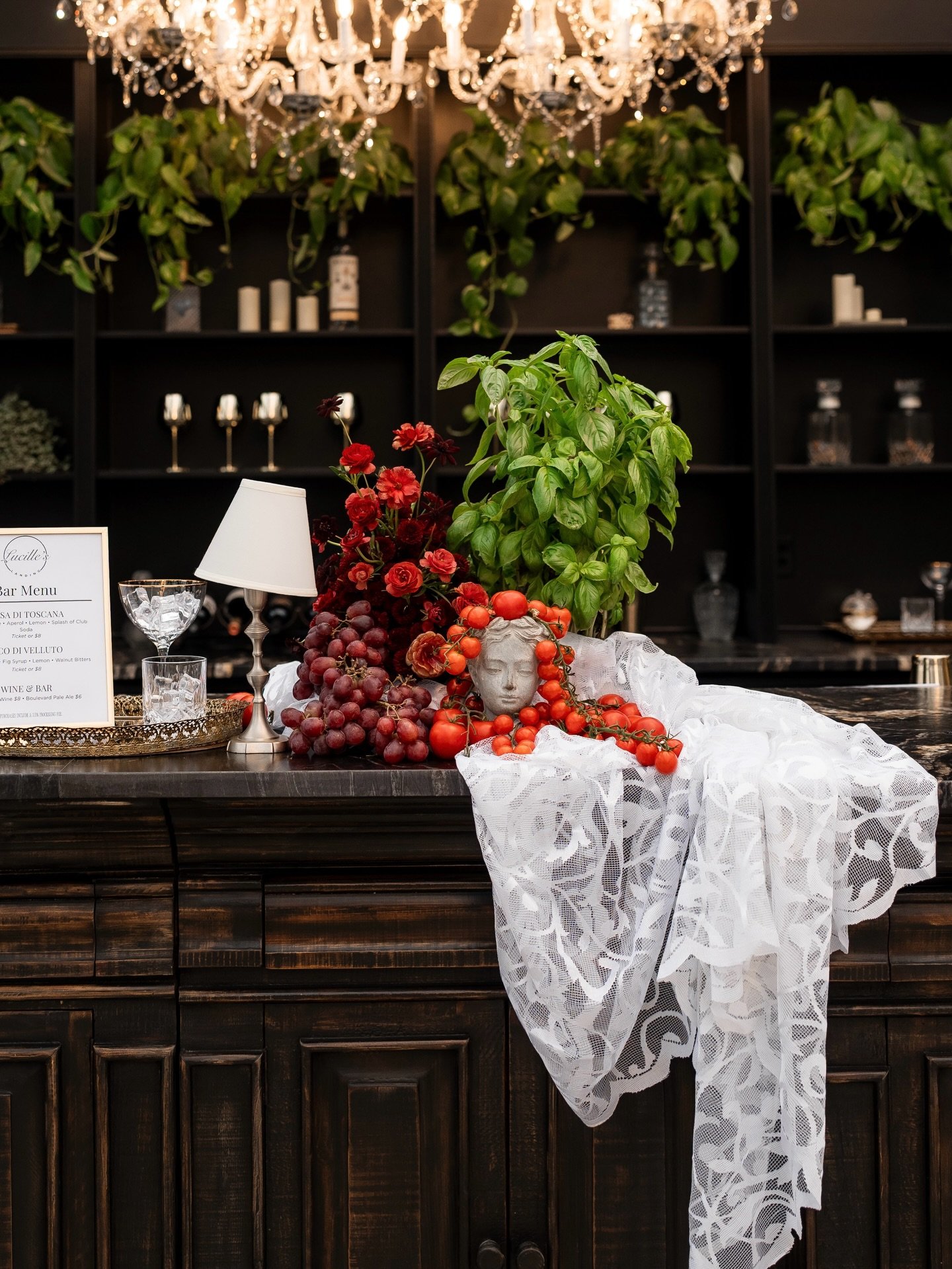 Here&rsquo;s to more bar-side vignettes in 2026 🍅

Venue @theglasshouseatriveroaks 
Planning &amp; Design @hustlebustleevents 
Bar @lucilleslanding
Photographer @kalenaphotography
Rentals @polkadotskc