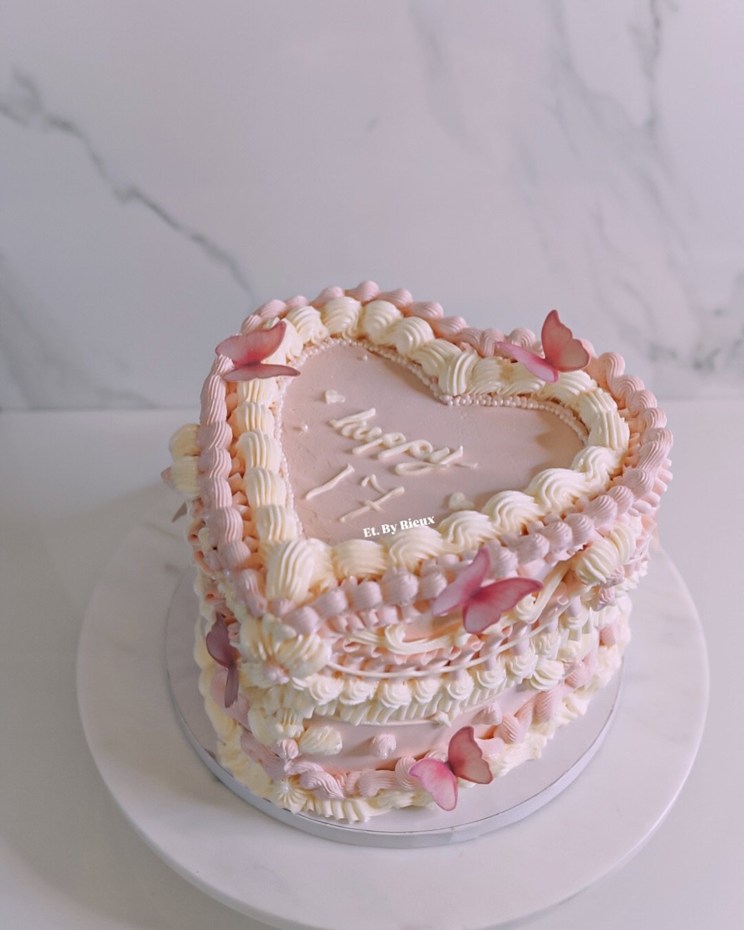 🦋💖

All cake orders taken via website only. Please do not DM to place an order. 🥰