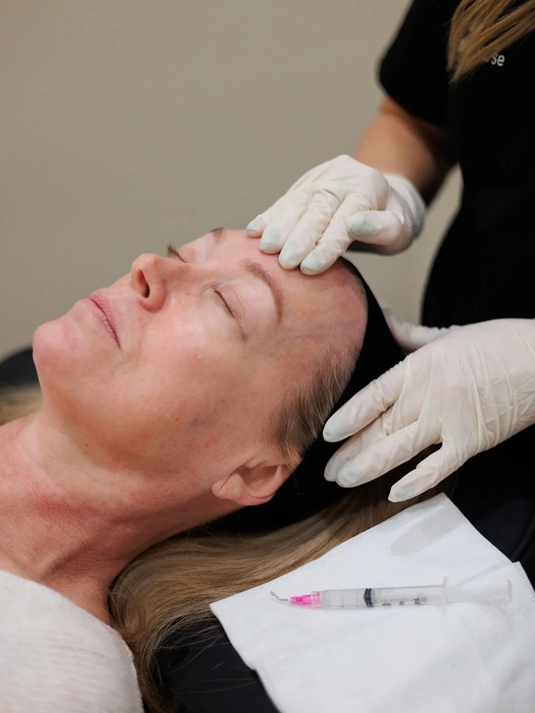 Before I place anything, I assess everything.

The way the skin moves, where volume has been lost, how the muscles behave. Every face is different and every treatment plan should be too.

PRX is a professional, non-invasive topical biostimulator desi