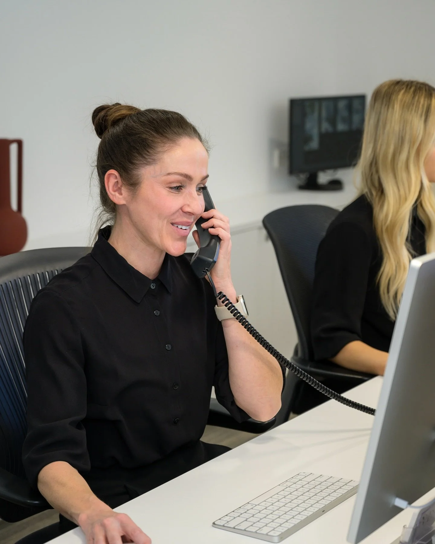 Only 3 more weeks to make the most of our extended opening hours! π
We’ve added extra time to get your skin glowing for the festive season - appointments are available until 8pm on Thursdays until December 19th! 
Perfect for booking those co