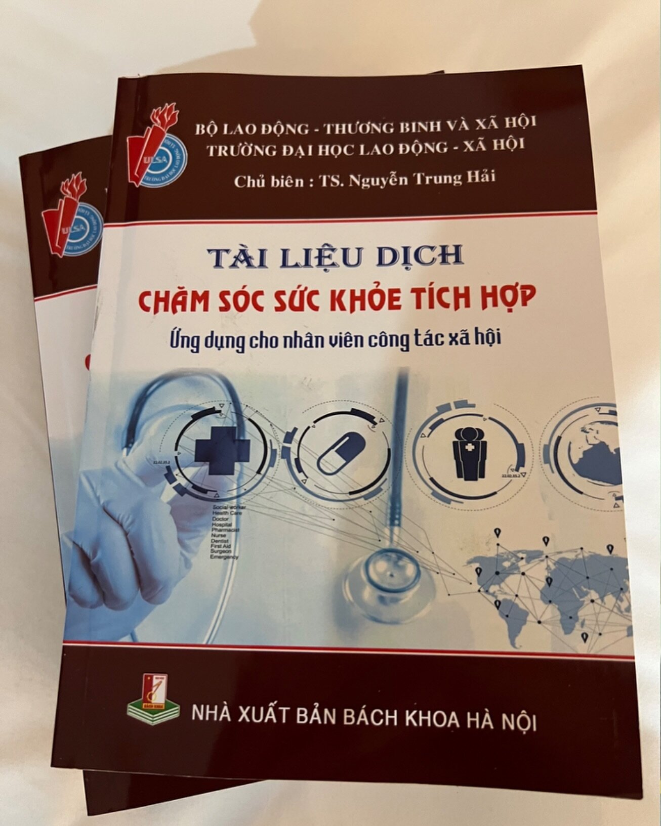 Very excited to announce that the textbook I co-authored with my colleagues has been translated and is currently being used in integrated care training for social workers in Vietnam! This is an immense honor! 🇻🇳❤️

#globalintegratedcare #integrated