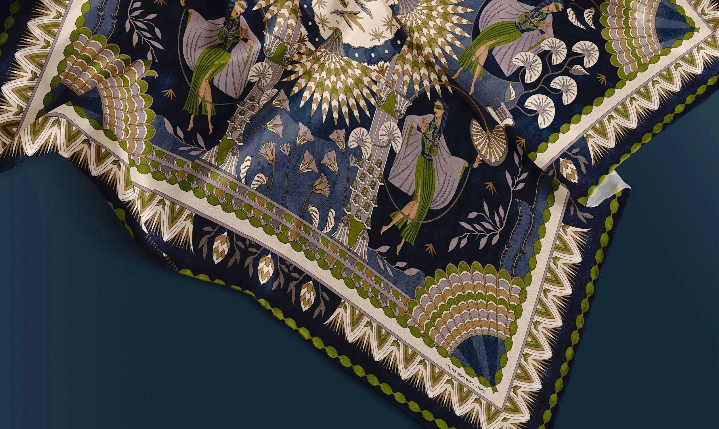 Fazzoletto di stoffa decorato con motivo etnico che raffigura figure femminili con ombrellini e abiti lungi, su sfondo blu con dettagli di fiori e geometriche.