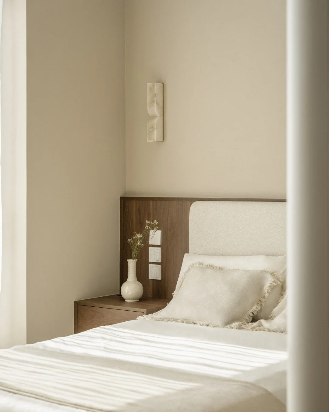 A calm, light-filled bedroom where Mid-Century Modern meets minimalist living. Defined by subtle detailing, warm natural materials, and a restrained palette, this space exudes quiet sophistication.

#maedesignstudio #hkinteriordesign #minimal #bedroo