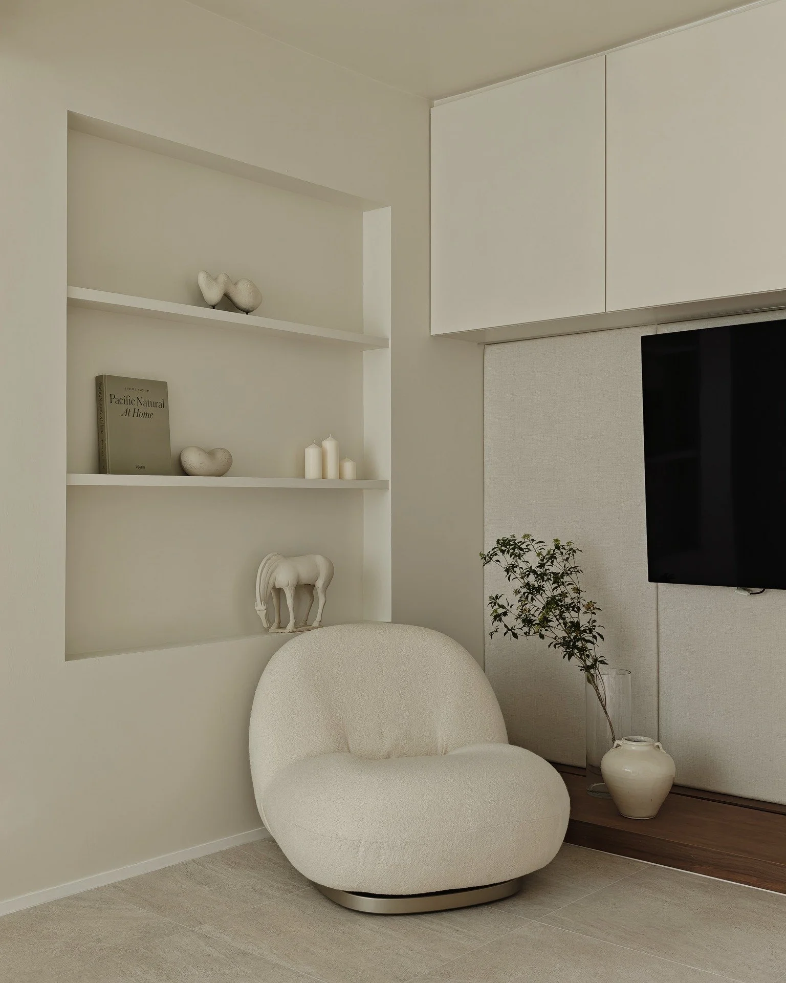 The incorporation of beige tones, warm wooden accents, and curved furniture elements culminates in a serene and elegant living space.

#maedesignstudio #interdesign #hkinteriordesign #minimalist #southhorizons