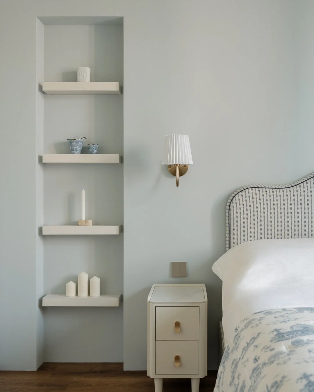 This elegant bedroom corner showcases classic blue Toile de Jouy bedding paired with a striped headboard, creating a timeless French chic and a refined atmosphere. 

#maedesignstudio #bedroom #toiledejouy