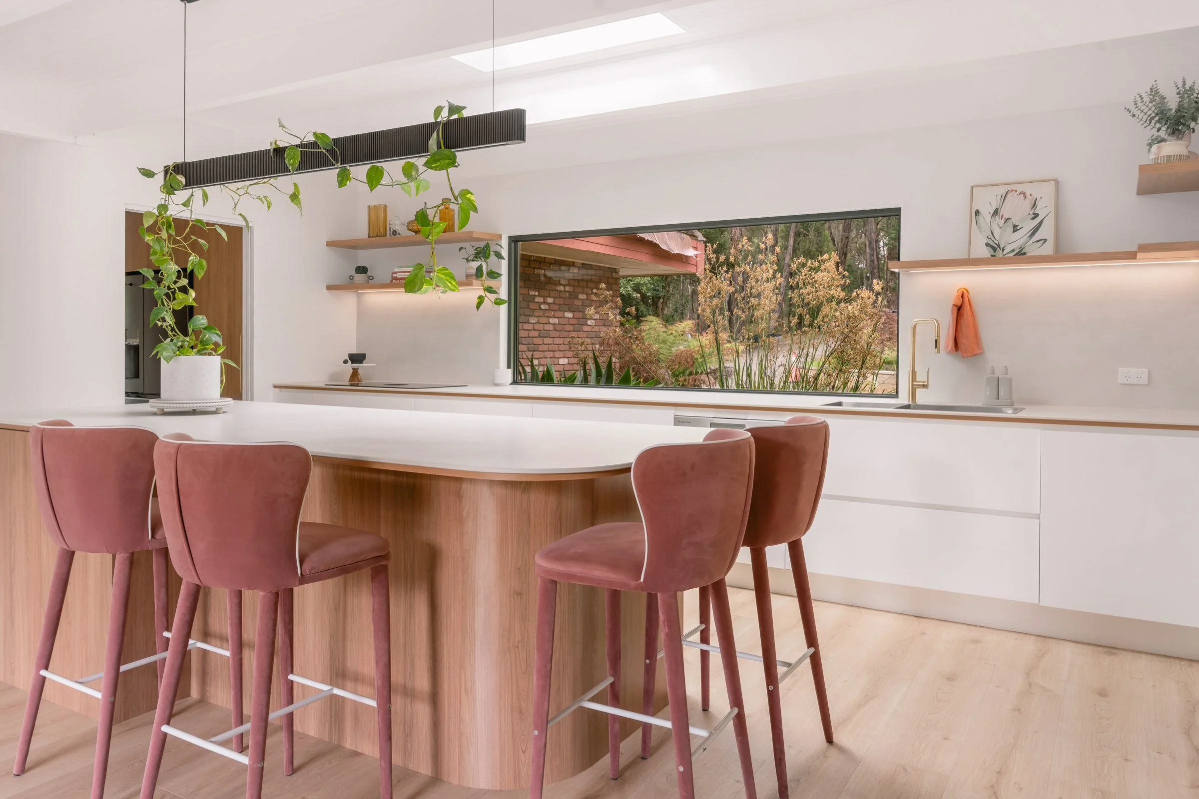 Minimalist — full-height pantry, concealed rangehood