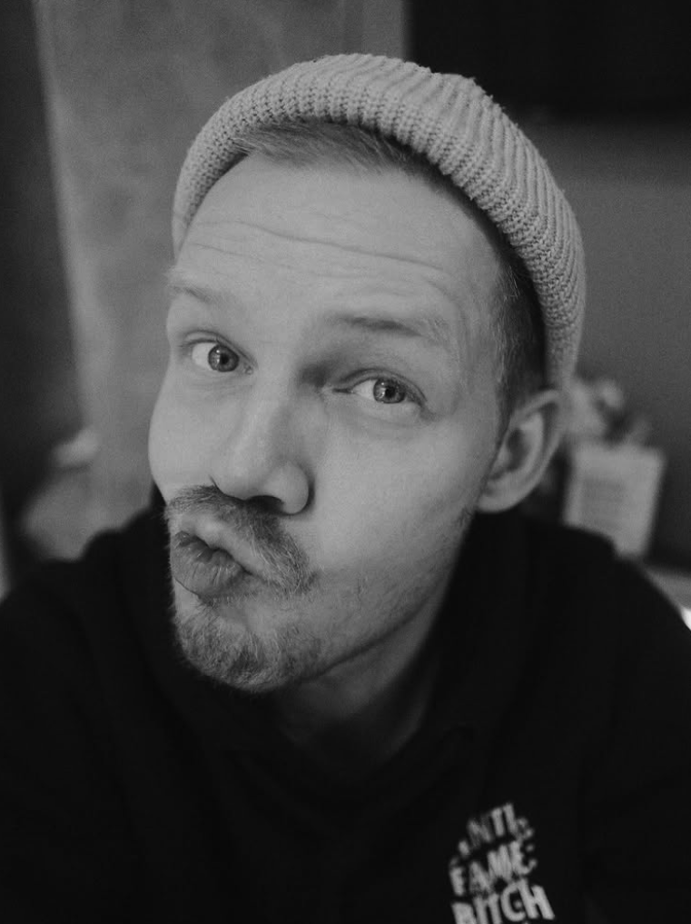 Hamburg-based creative director and photographer Niklas Seemann. Explore advertising, social-first campaigns, documentary photography and generative AI.