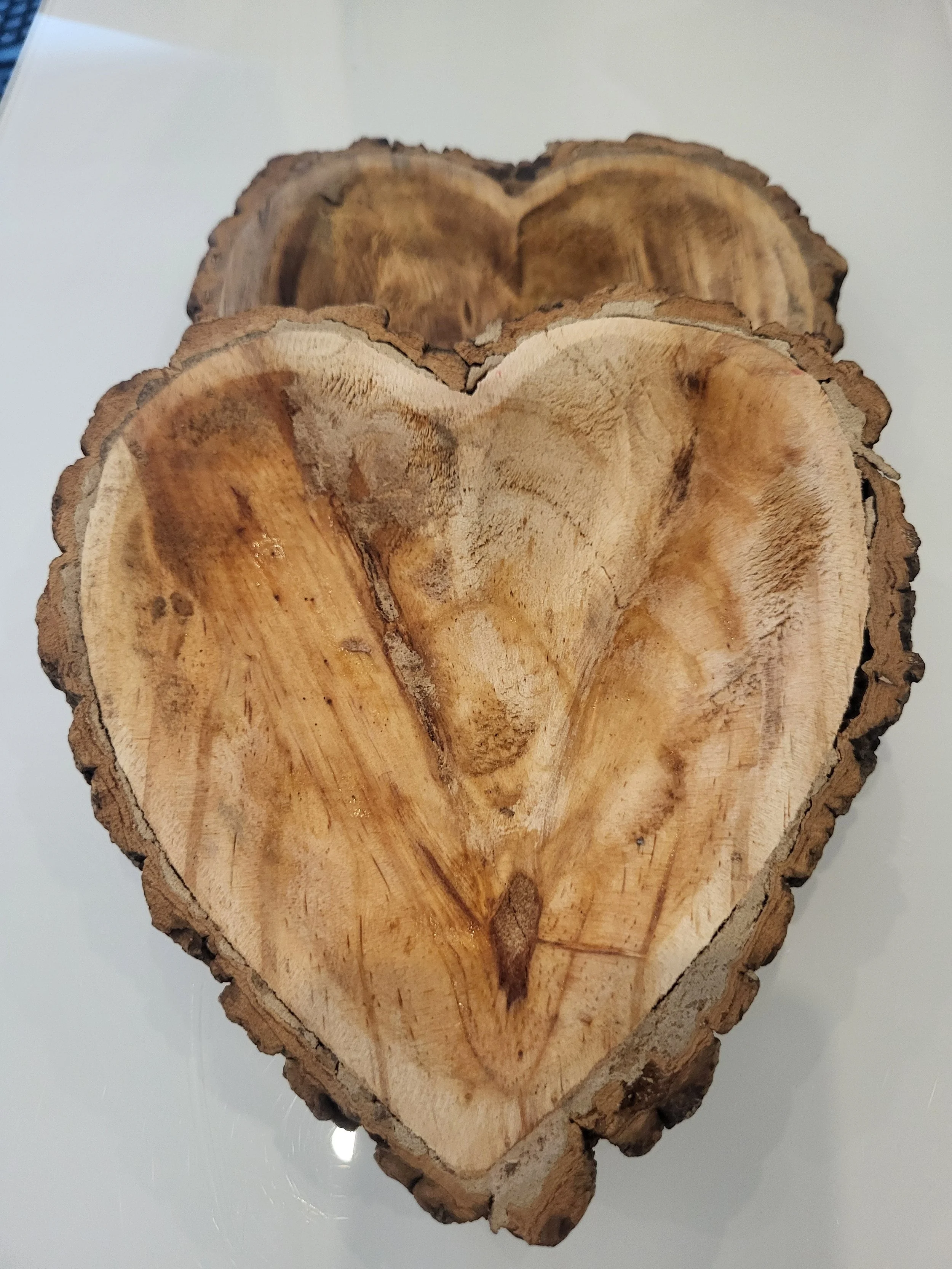 Holzherzen als Schale für Trauringe