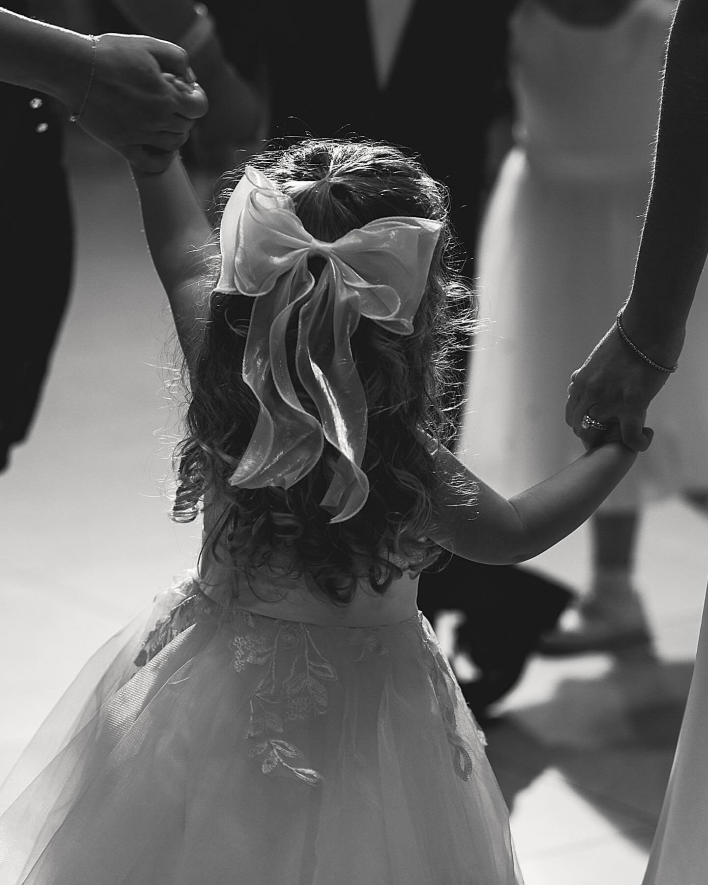 Big and small moments in black and white &hearts;️. Putting the finishing touches on an unforgettable Detroit wedding. 

@kennedyplanningco @roostertail @nicoleplansevents