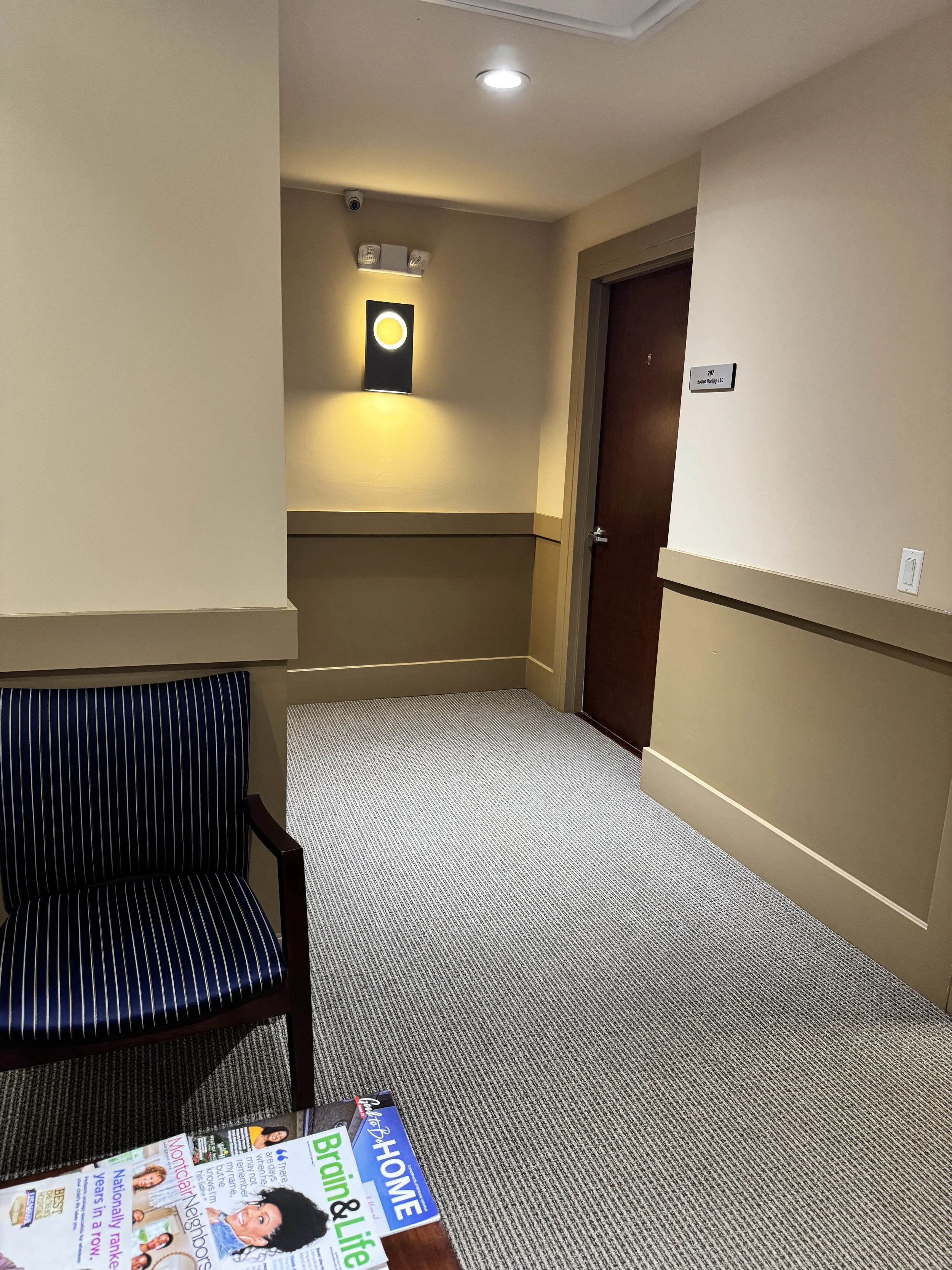 La sala de espera está junto a la Suite 207, al final del pasillo.